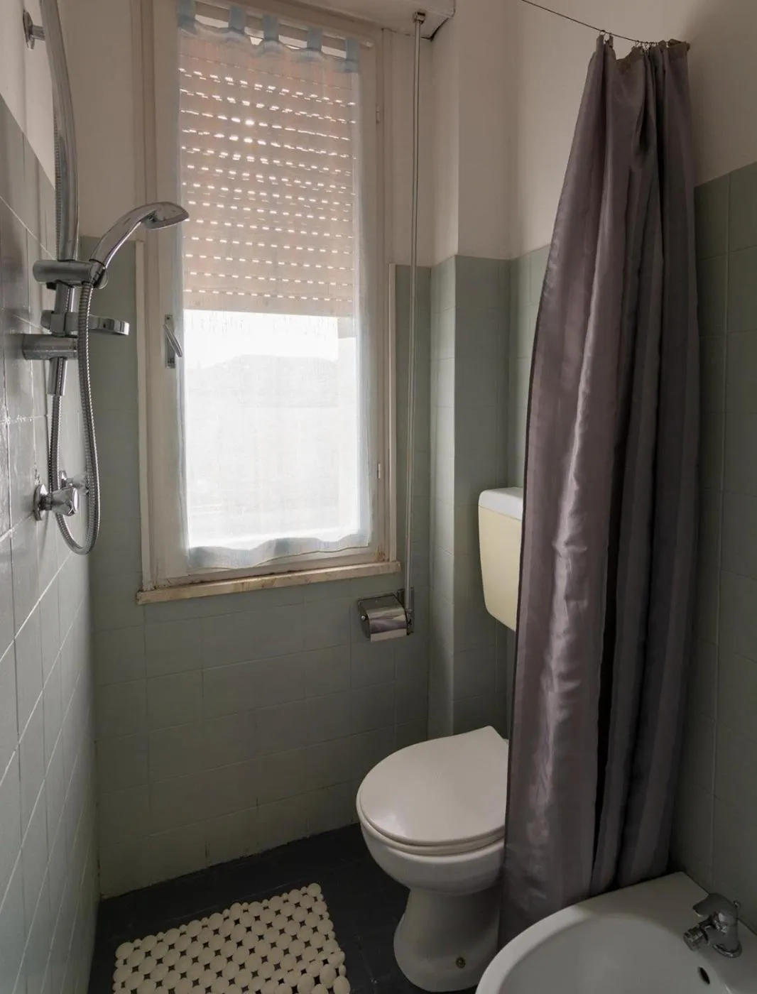 Shower in Hotel Atlas