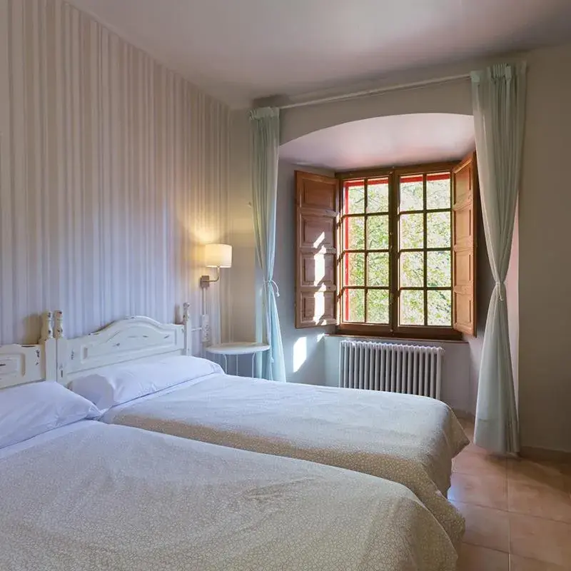 Small Double Room in MONASTERIO de SANTA MARÍA DE VALVANERA Small Double Room in MONASTERIO de SANTA MARÍA DE VALVANERA