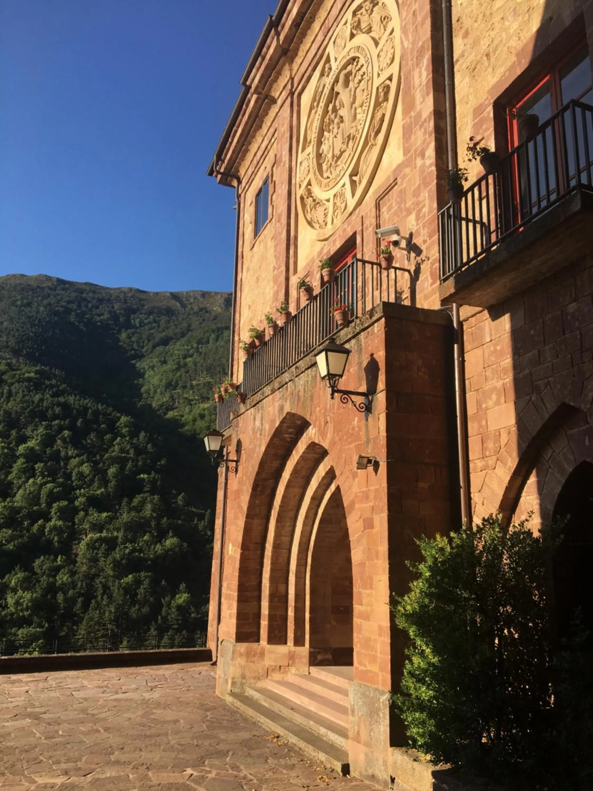 MONASTERIO de SANTA MARÍA DE VALVANERA