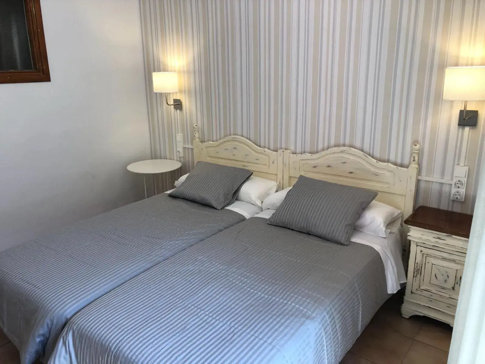 Standard Double Room in MONASTERIO de SANTA MARÍA DE VALVANERA Standard Double Room in MONASTERIO de SANTA MARÍA DE VALVANERA