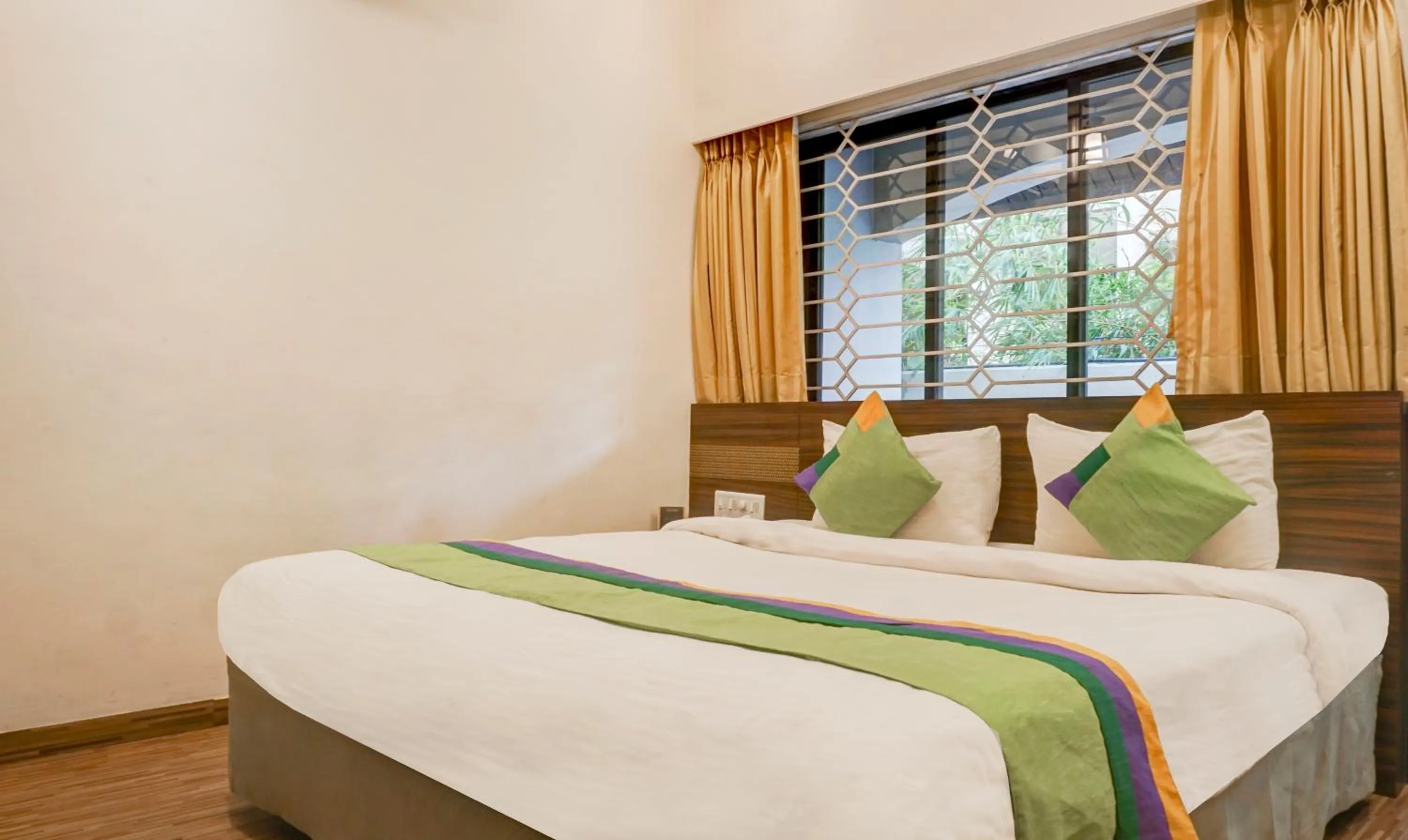 Bedroom, Bed in Treebo Five Elements, Lonavala