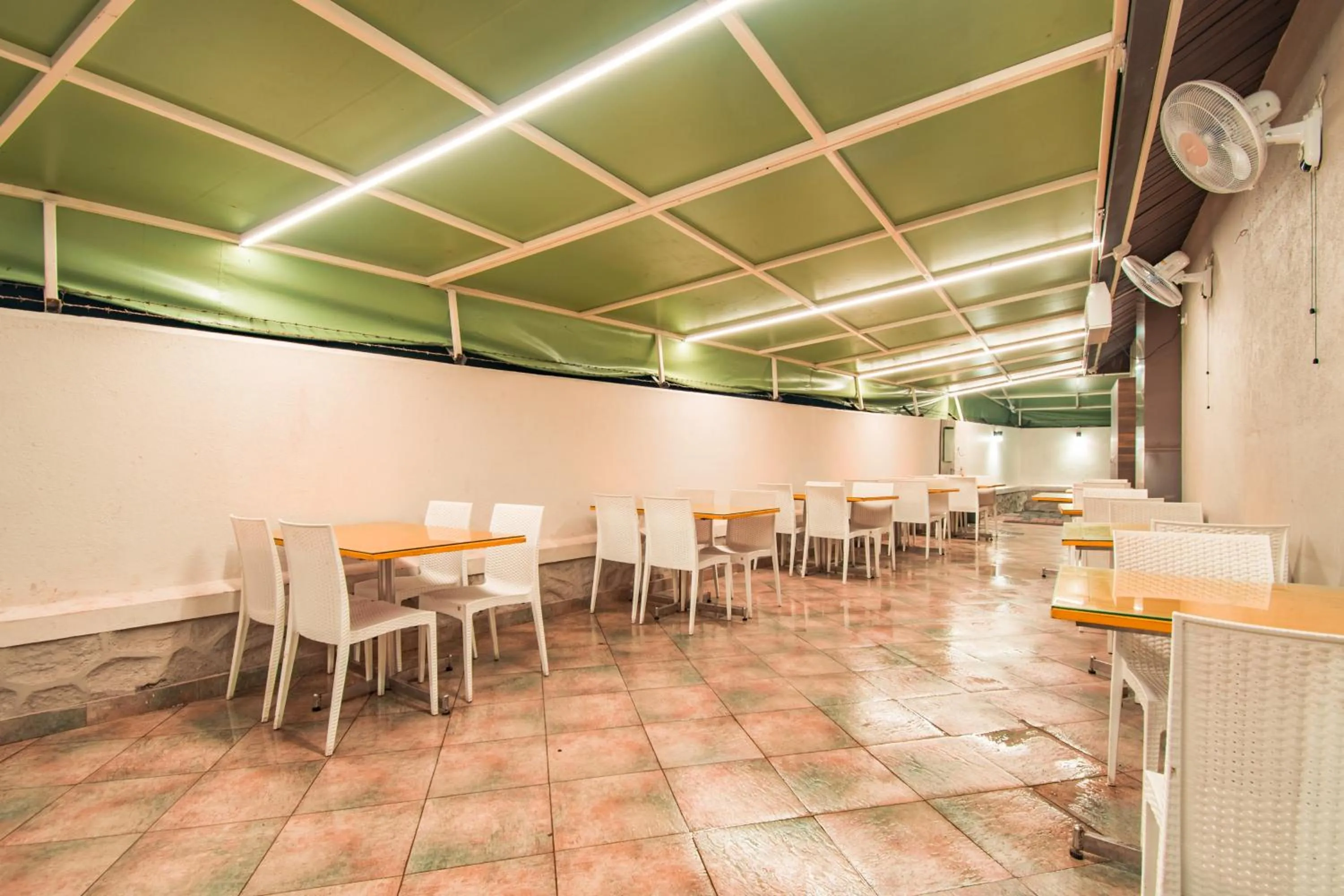 Restaurant/places to eat in Treebo Five Elements, Lonavala