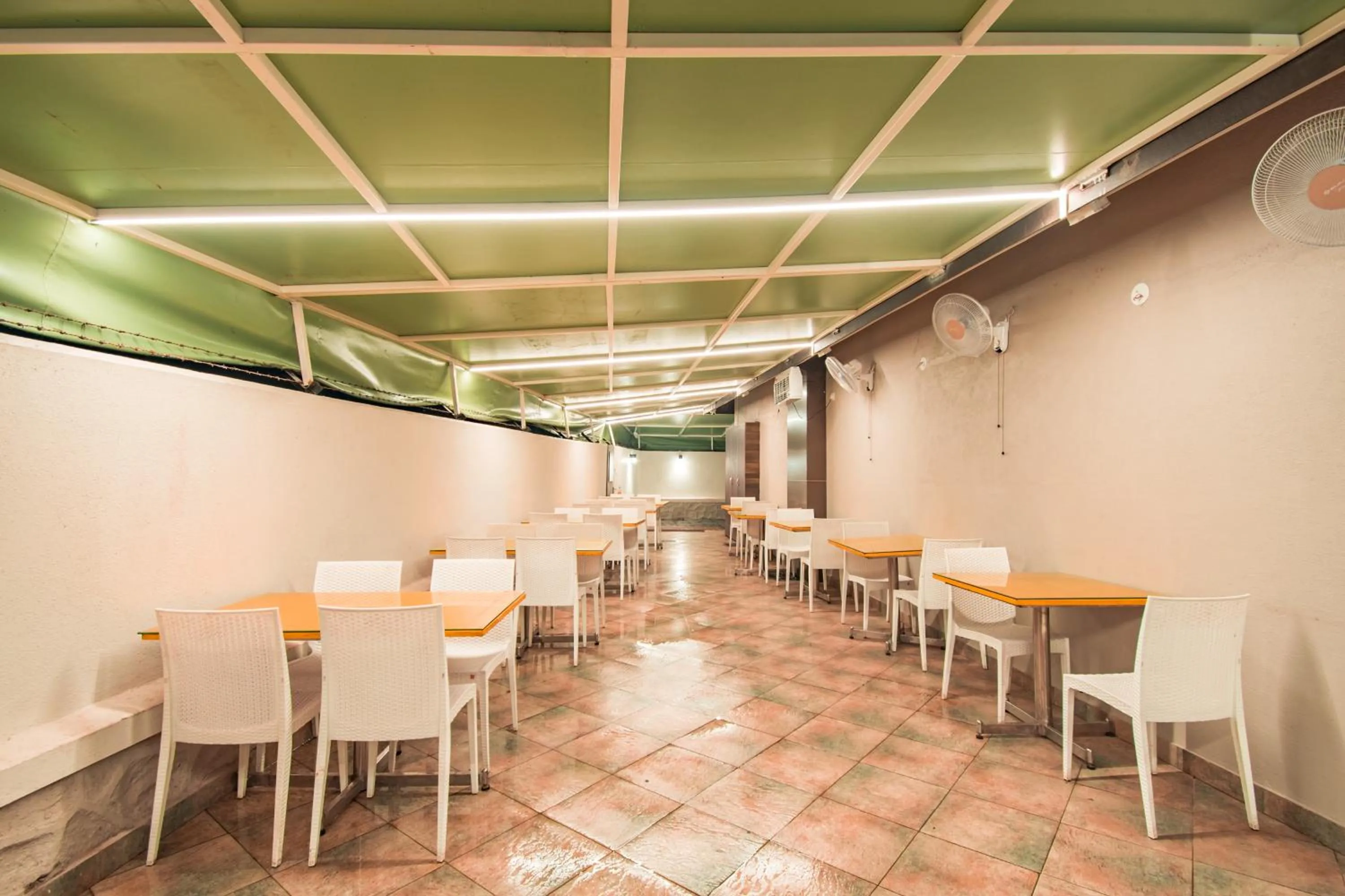 Restaurant/places to eat in Treebo Five Elements, Lonavala