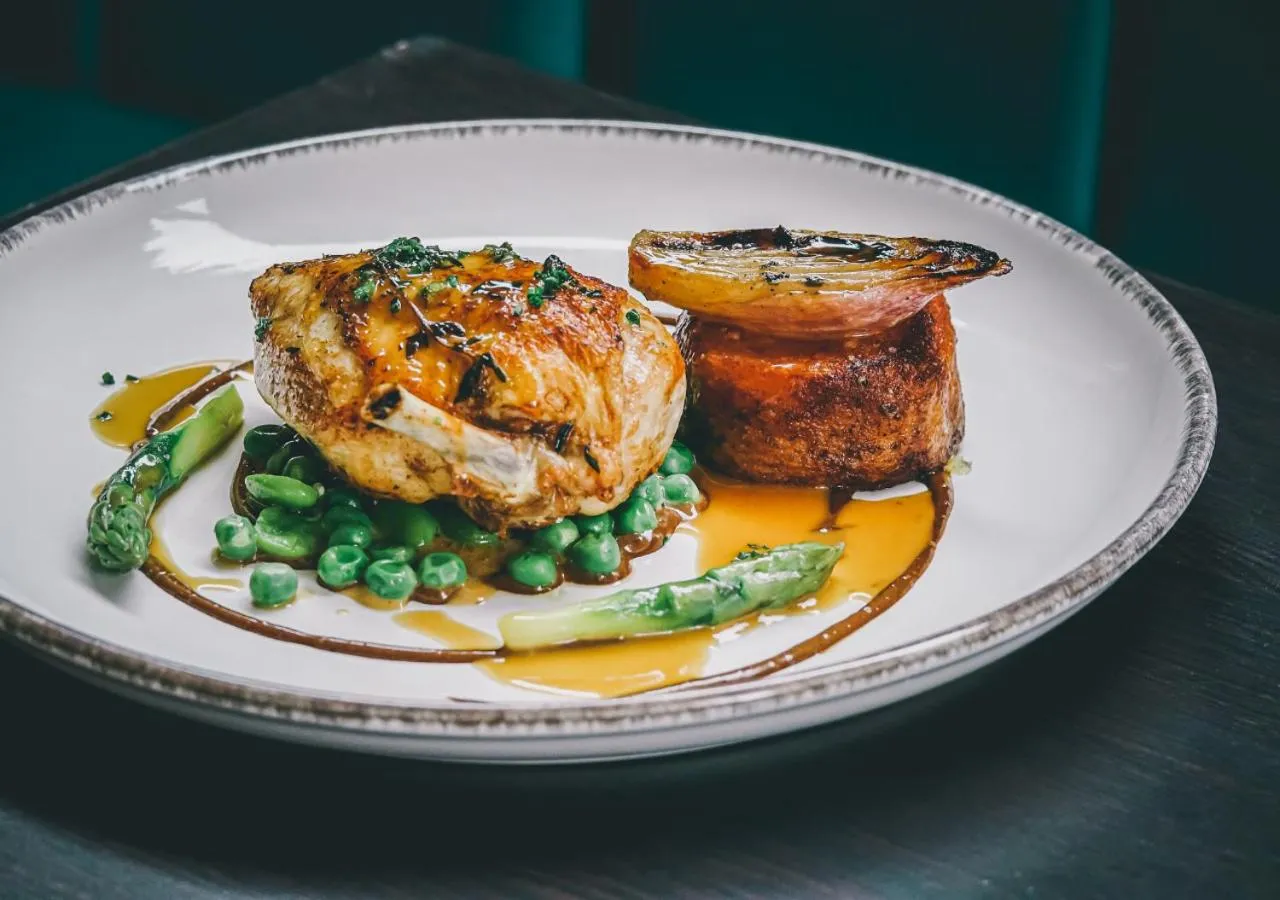 Restaurant/places to eat in The West Park Hotel