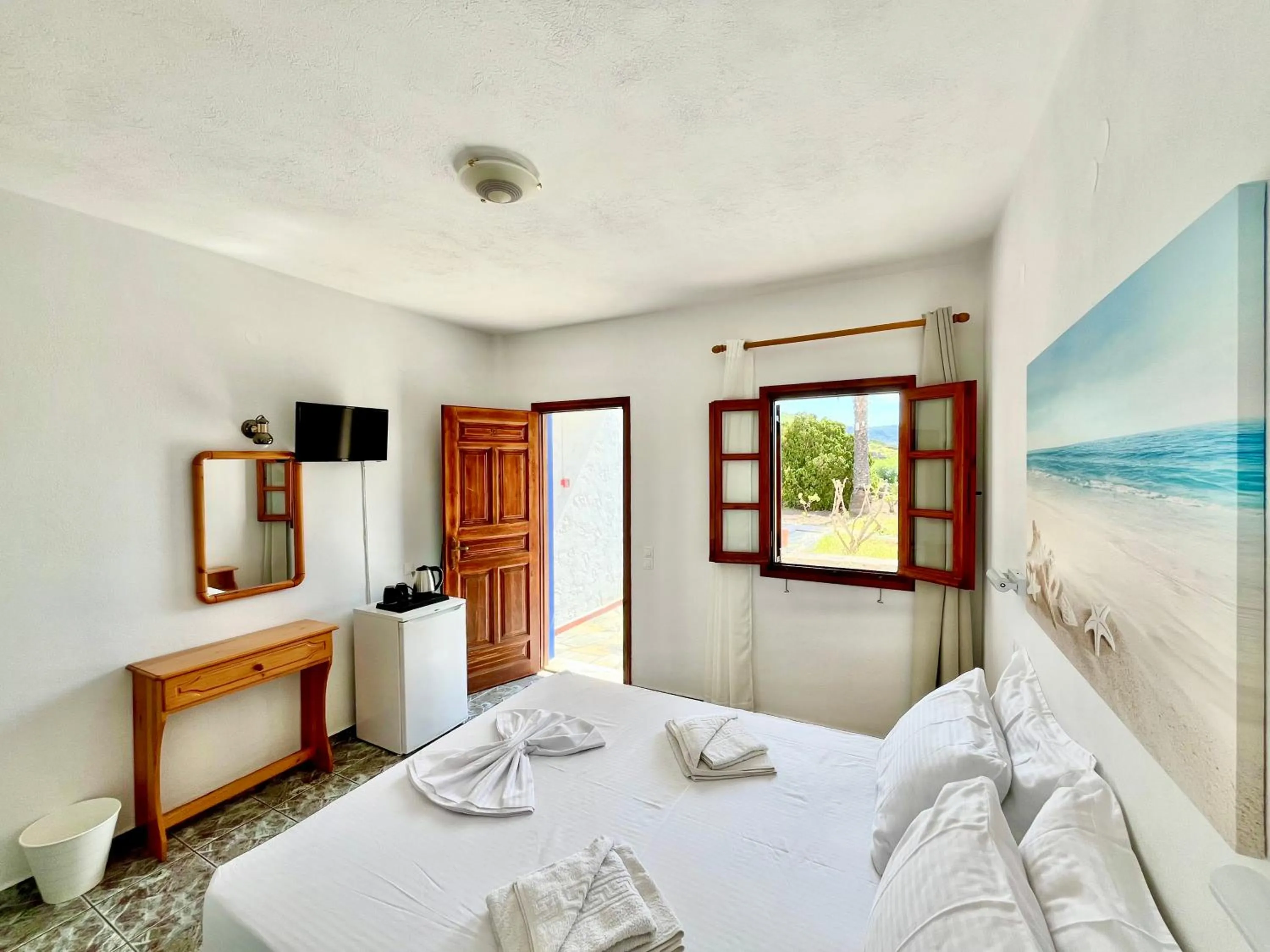 Photo of the whole room, Bed in Nicolas Studios