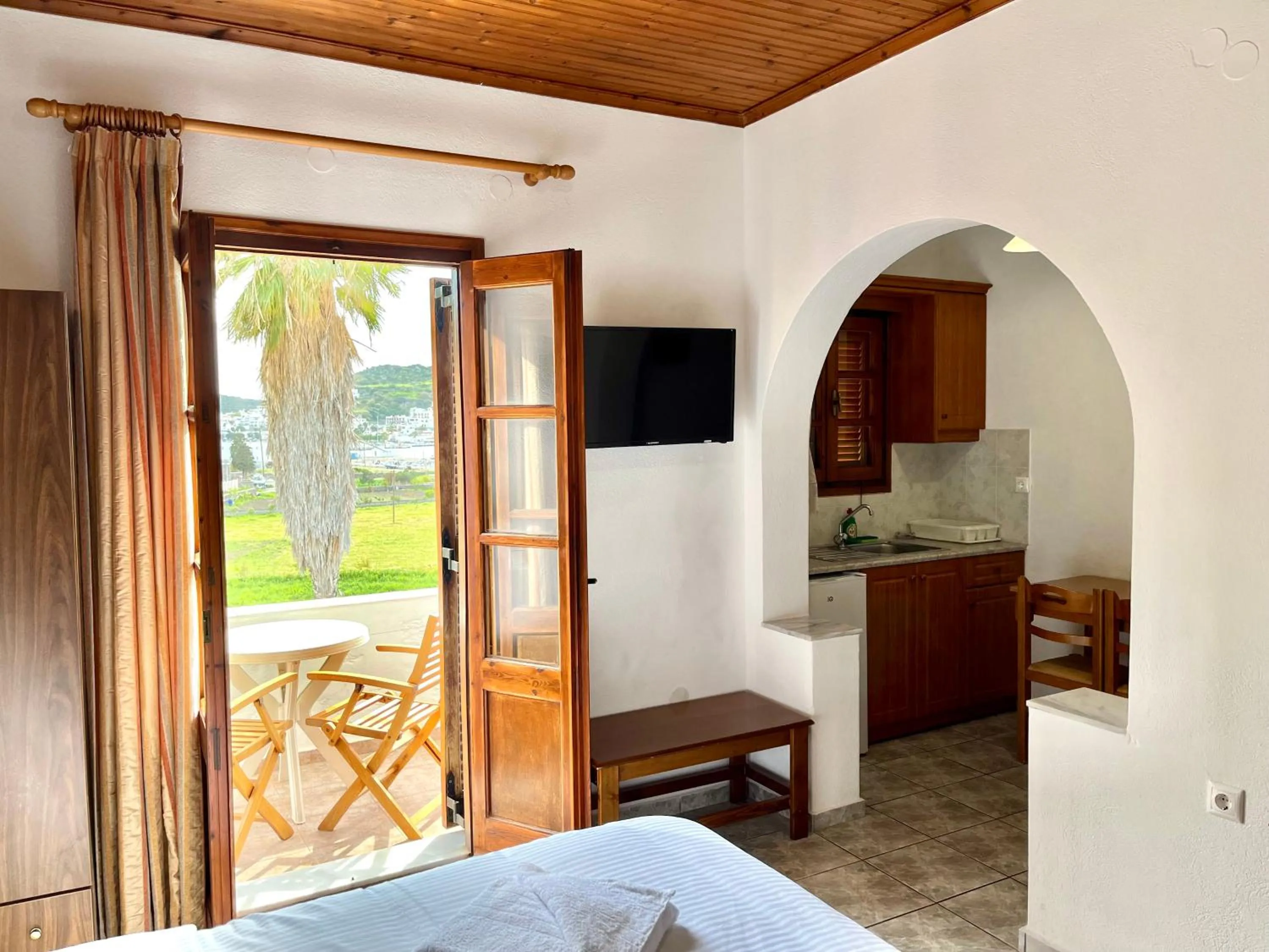 Photo of the whole room, Bed in Nicolas Studios