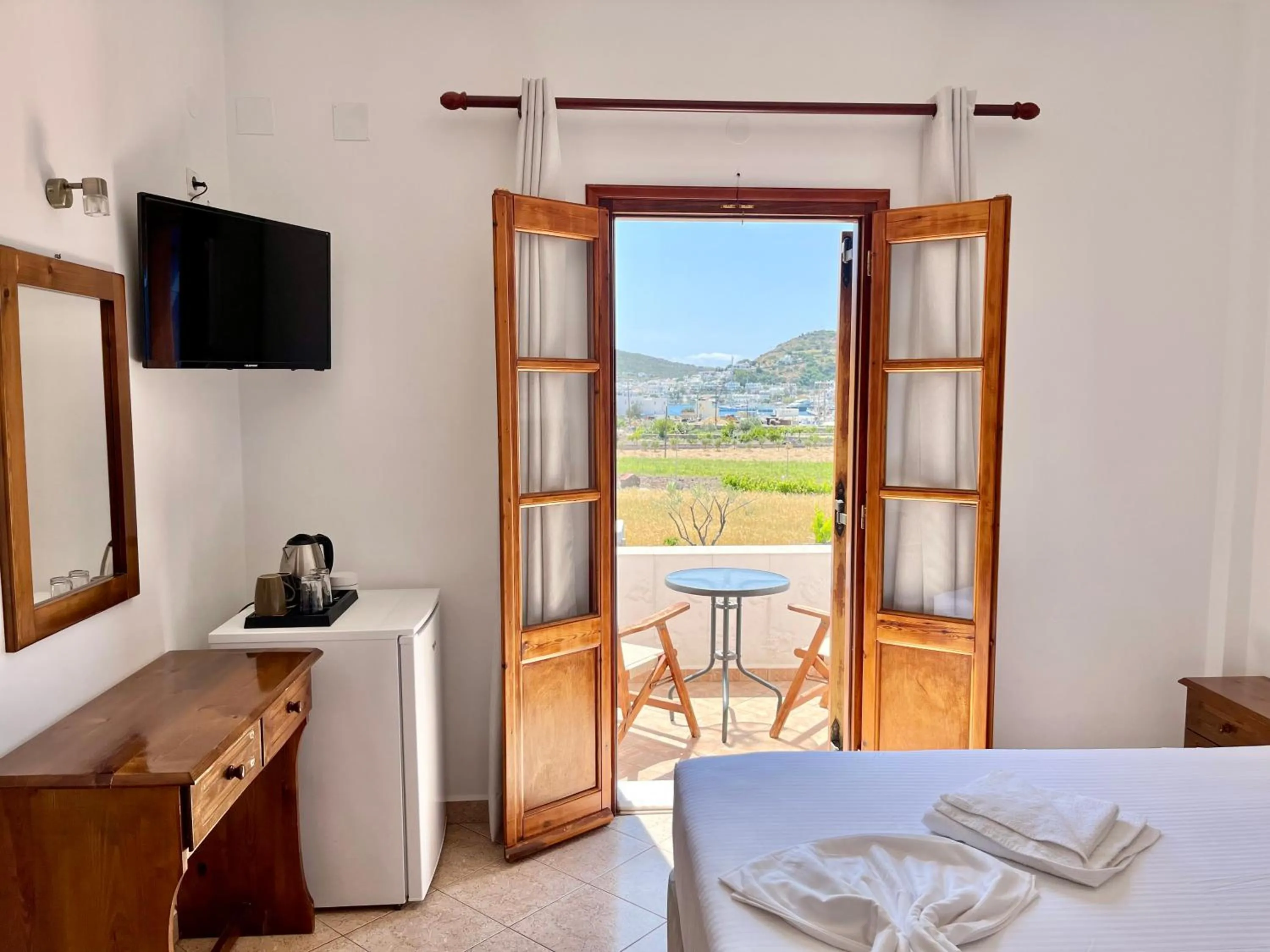 Photo of the whole room, Bed in Nicolas Studios