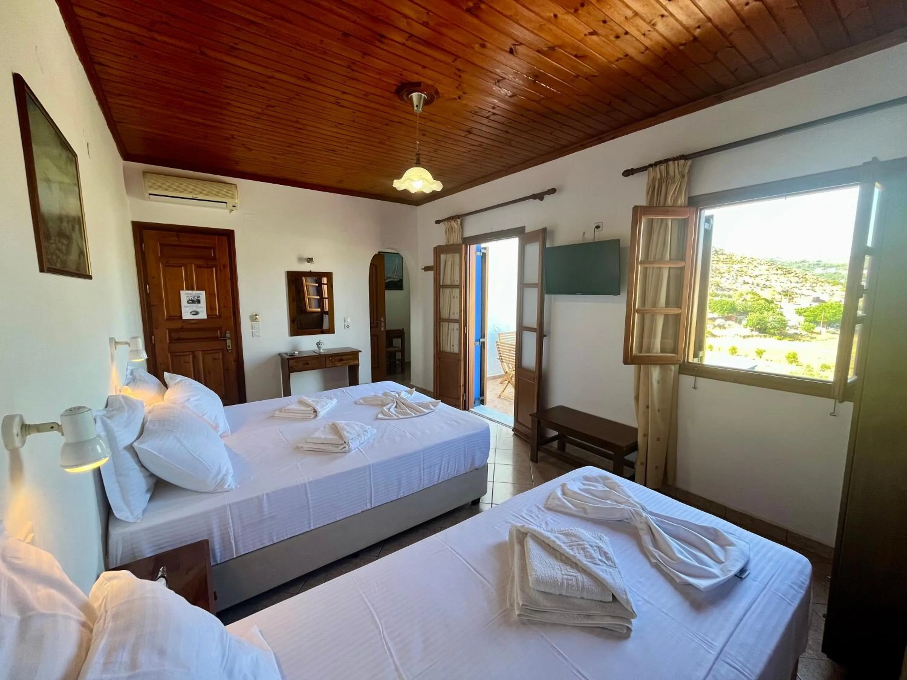 Photo of the whole room, Bed in Nicolas Studios