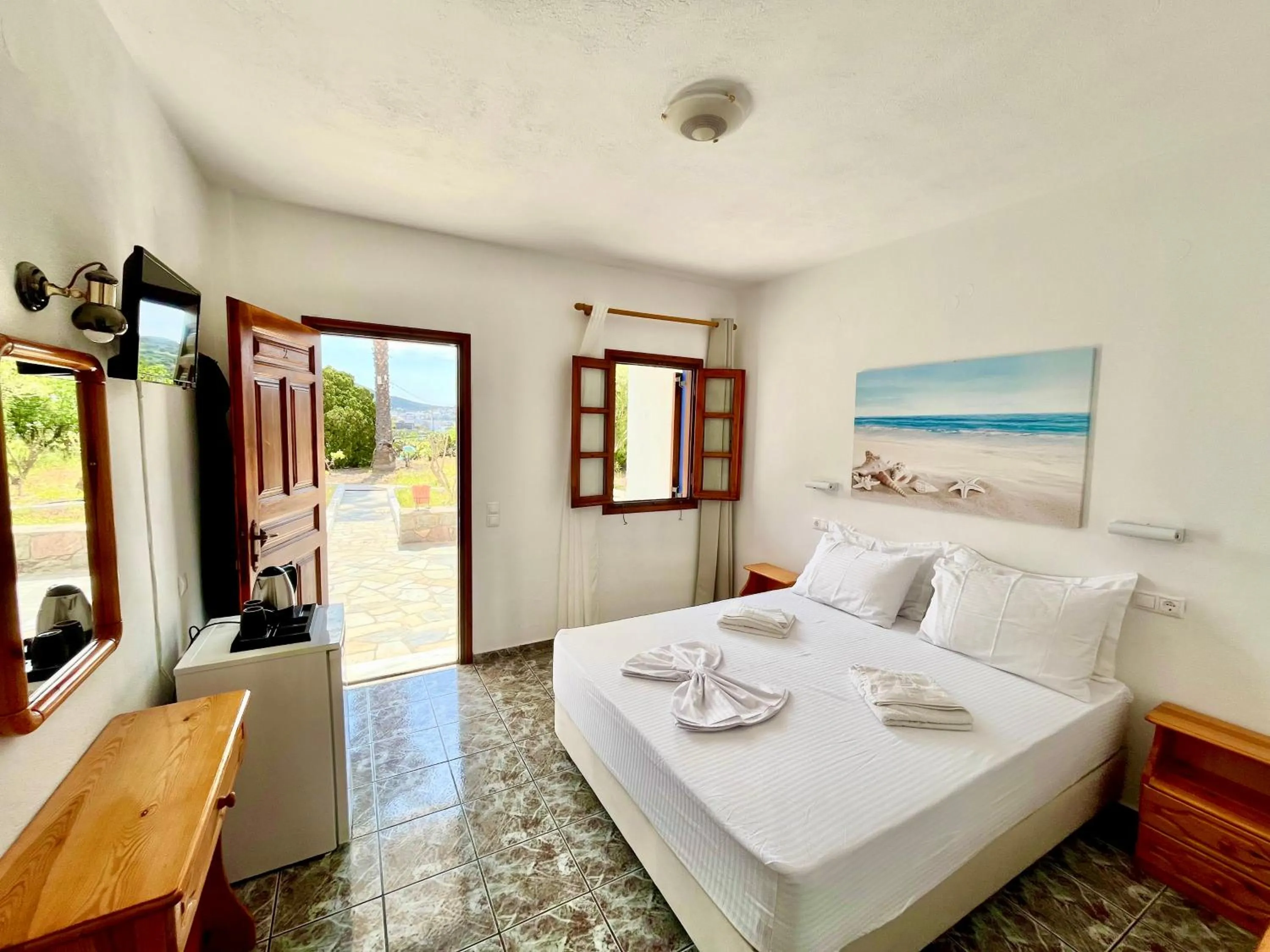 Photo of the whole room, Bed in Nicolas Studios