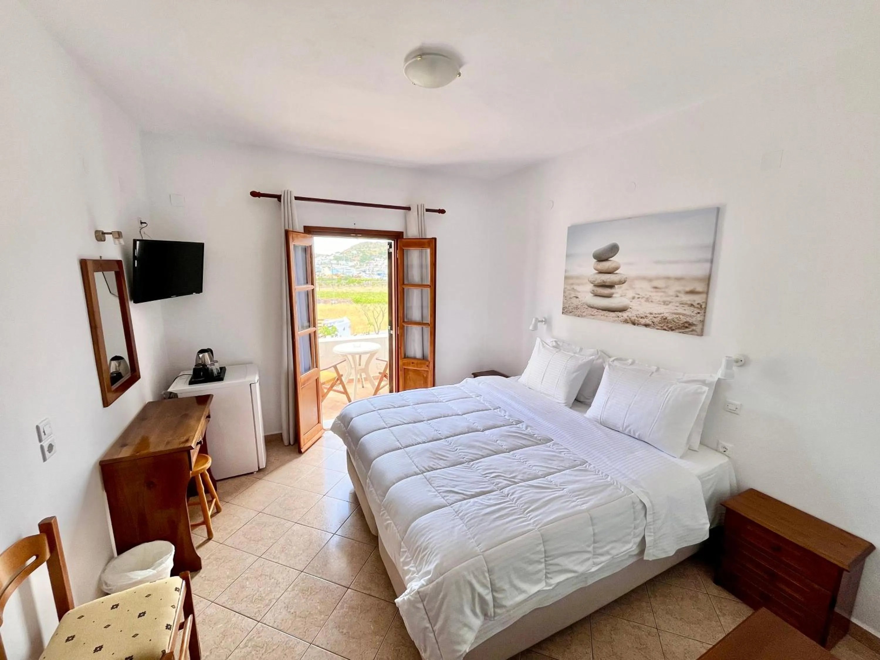 Photo of the whole room, Bed in Nicolas Studios