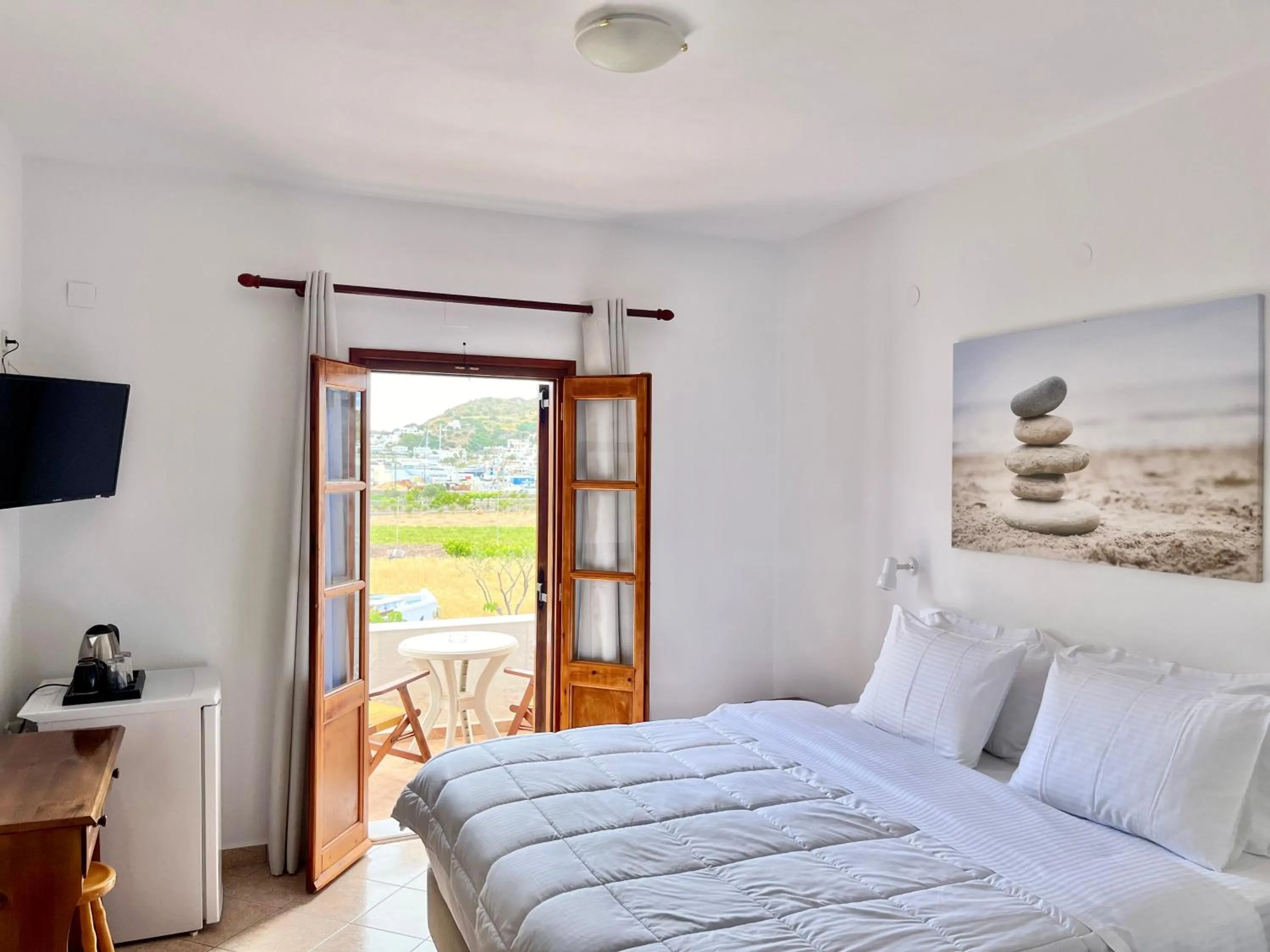 Photo of the whole room, Bed in Nicolas Studios