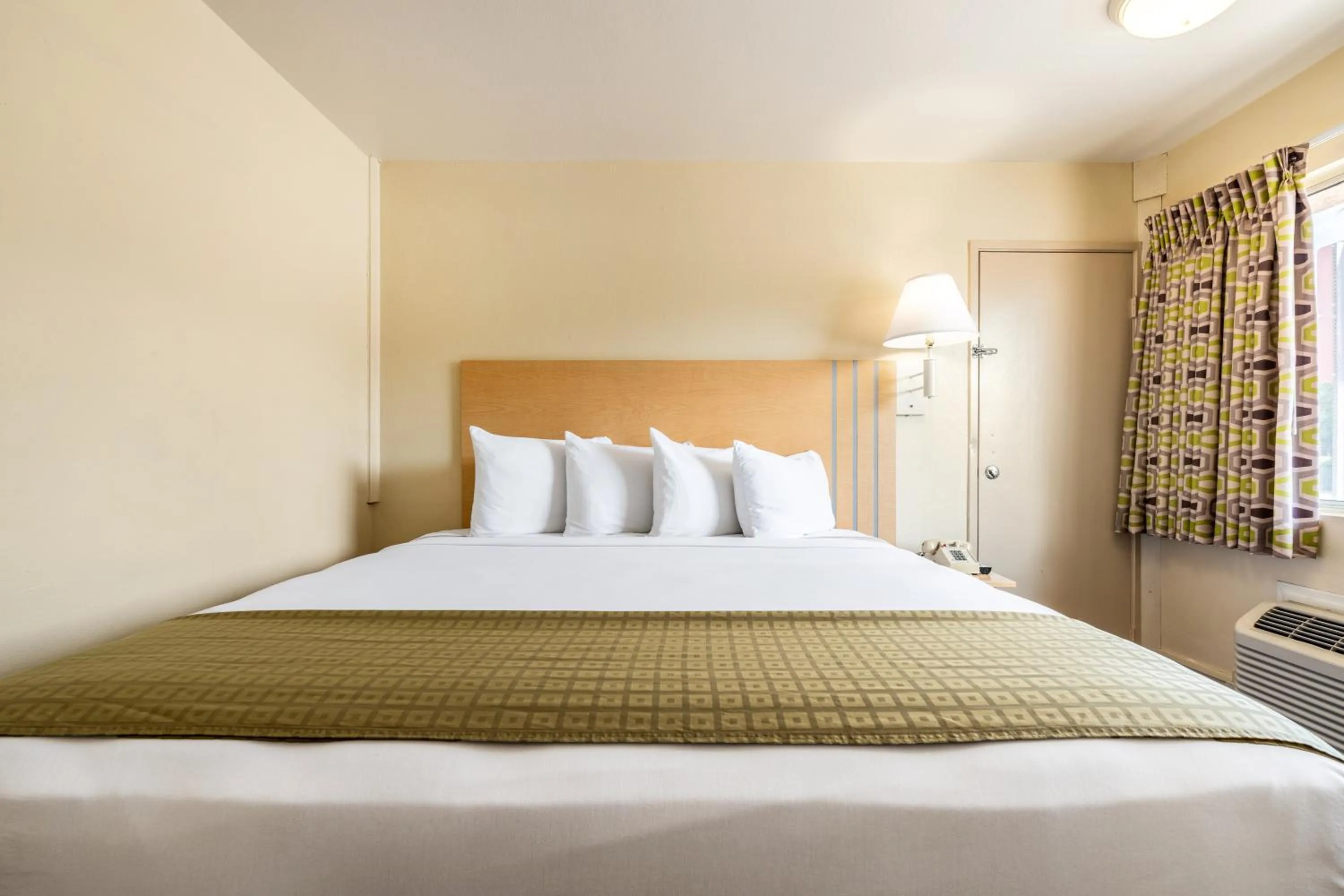 Bed in Americas Best Value Inn - Lake City