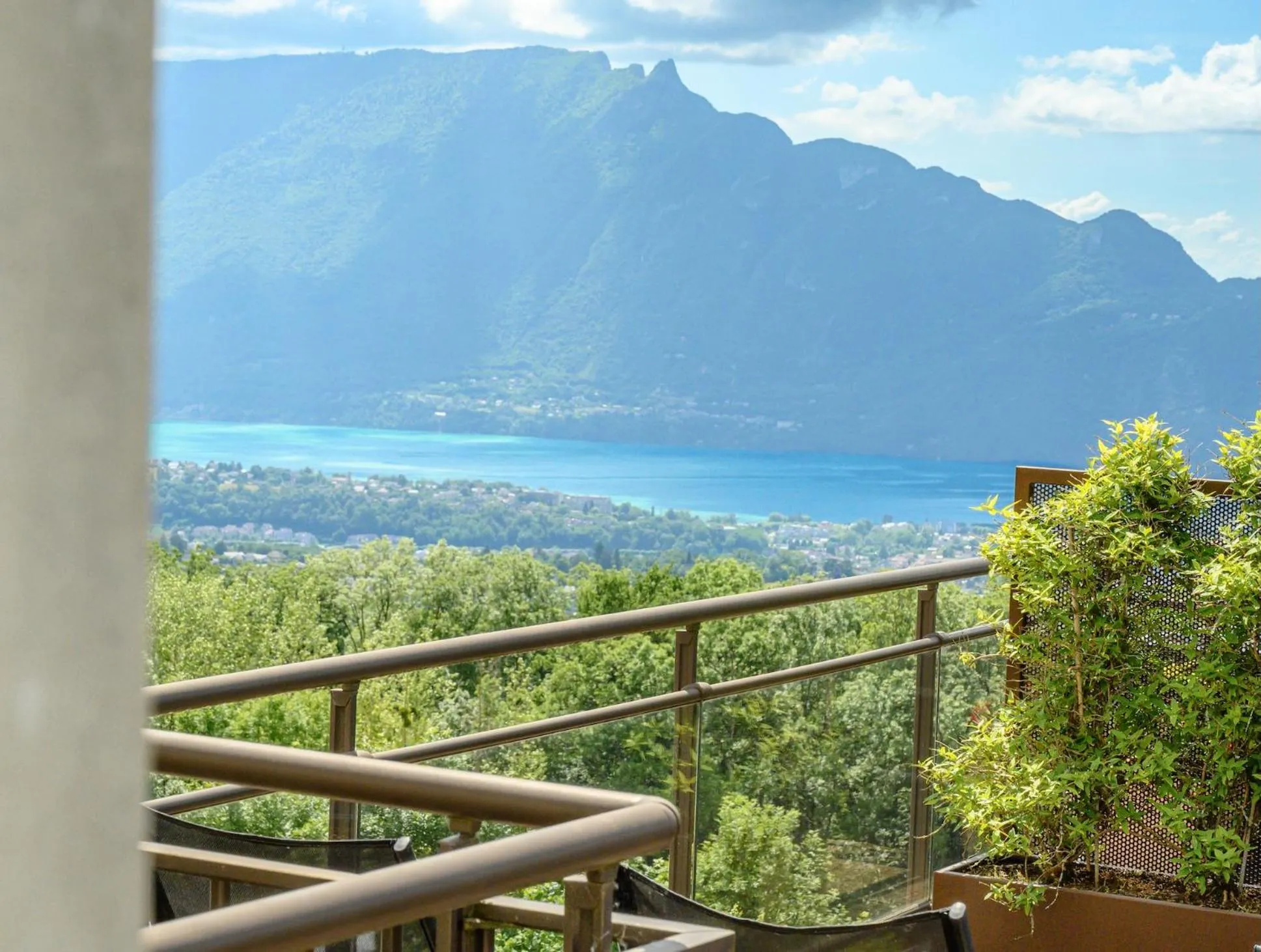 Lake view in Logis Hôtel Le Bellevue