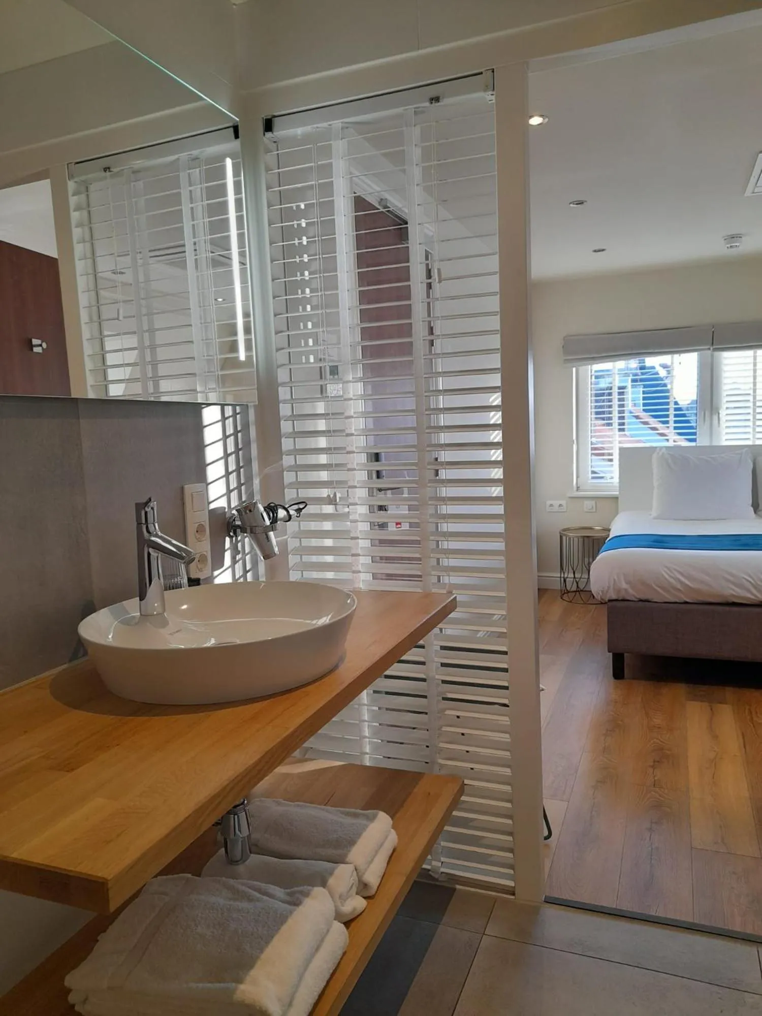 Bathroom, Bed in Hotel Sanders de Paauw