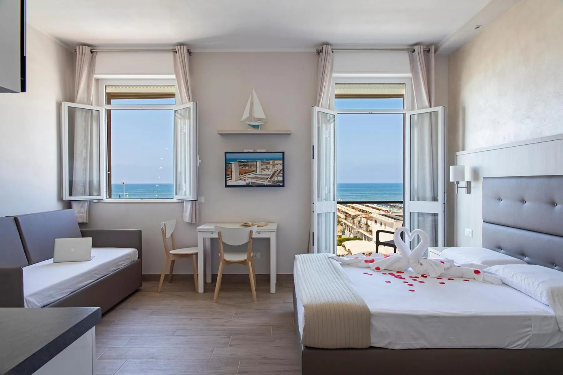 Balcony/Terrace, Bed in Hotel Biagi & Residence