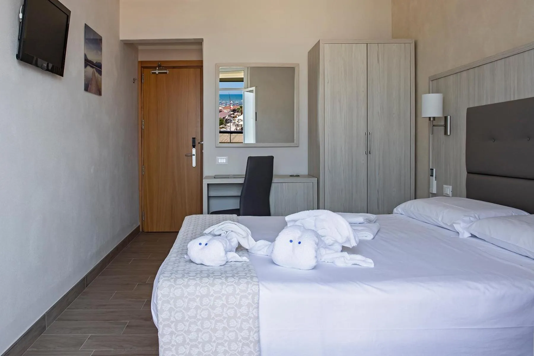 Communal lounge/ TV room, Bed in Hotel Biagi & Residence