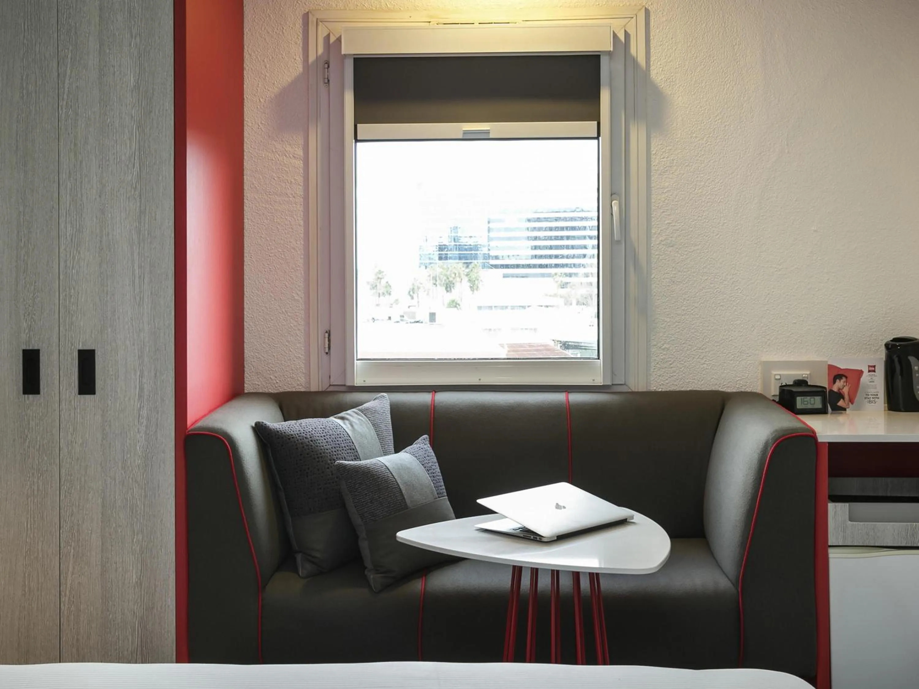 Bedroom in ibis Sydney Airport