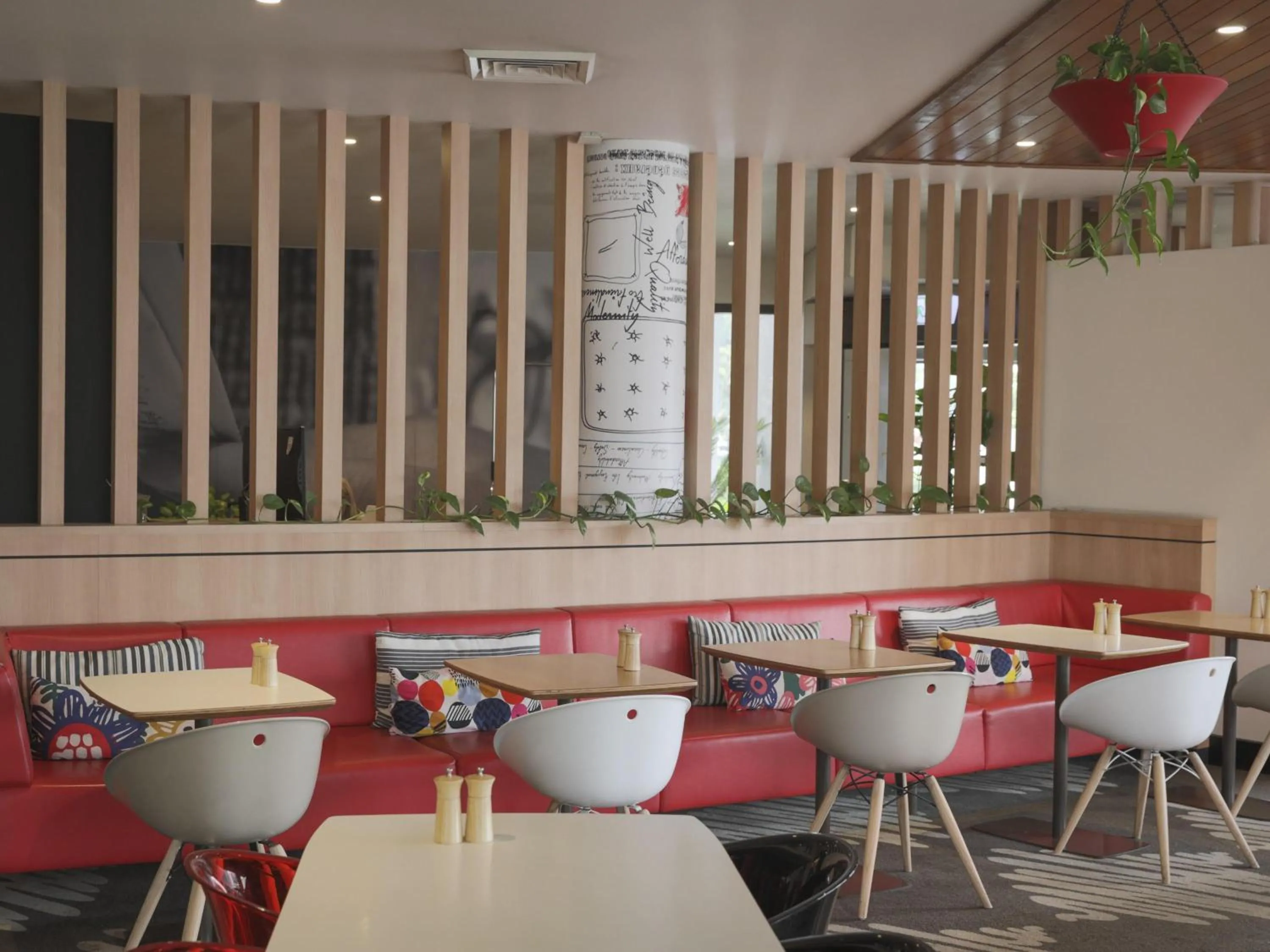 Restaurant/places to eat in ibis Sydney Airport