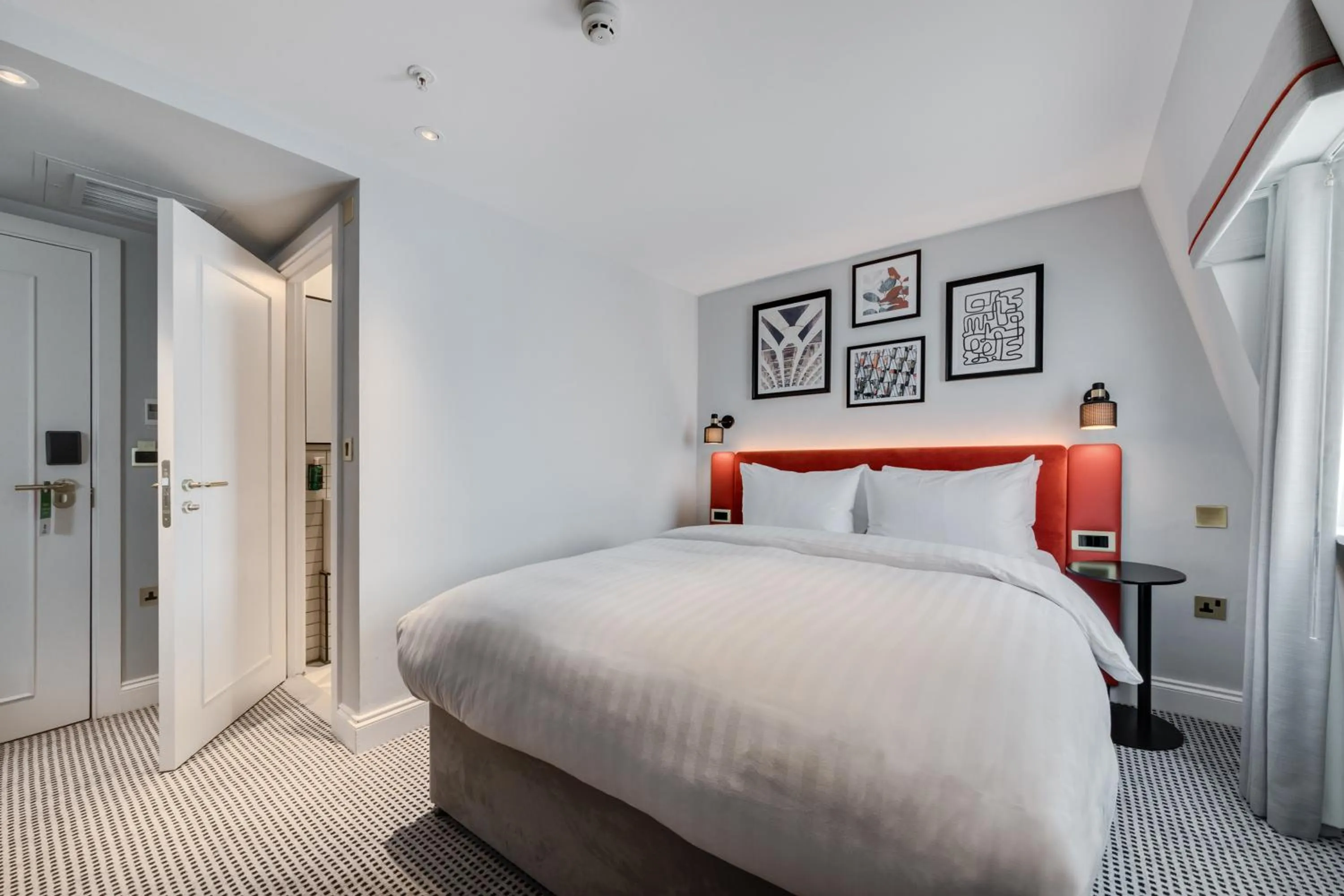 Bed in Mornington Hotel London Kensington, BW Premier Collection