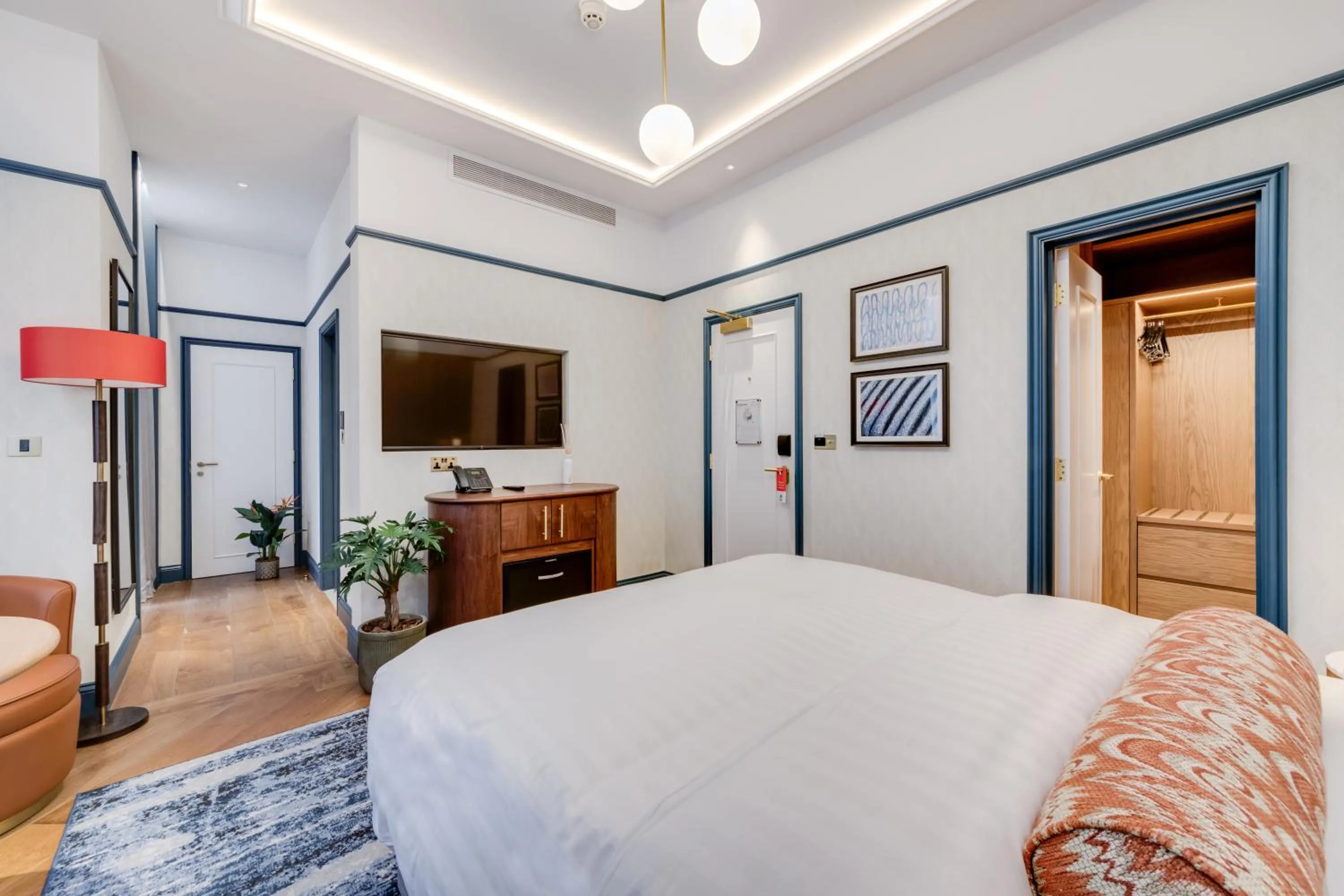 Photo of the whole room, Bed in Mornington Hotel London Kensington, BW Premier Collection