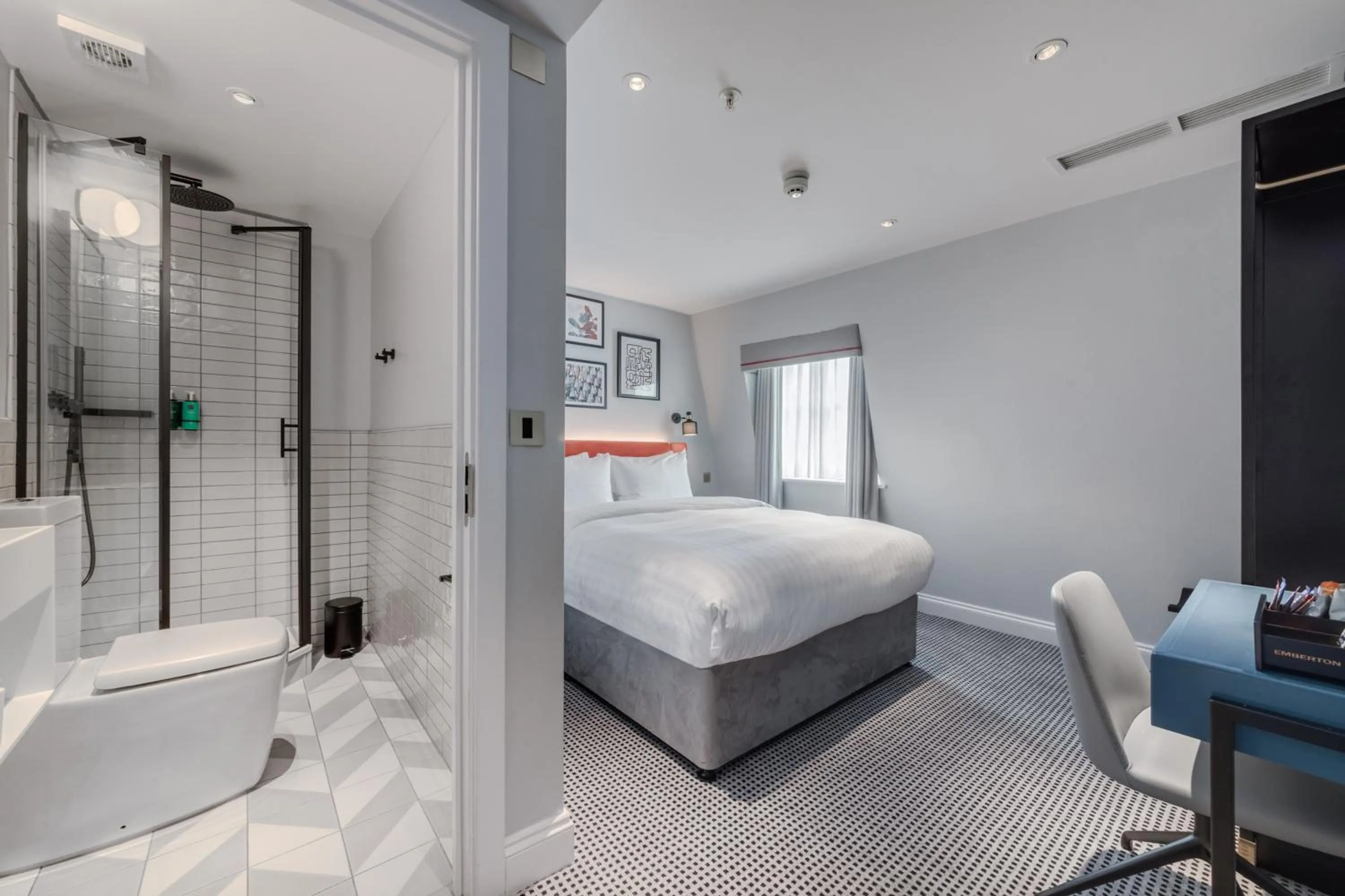 Shower, Bed in Mornington Hotel London Kensington, BW Premier Collection
