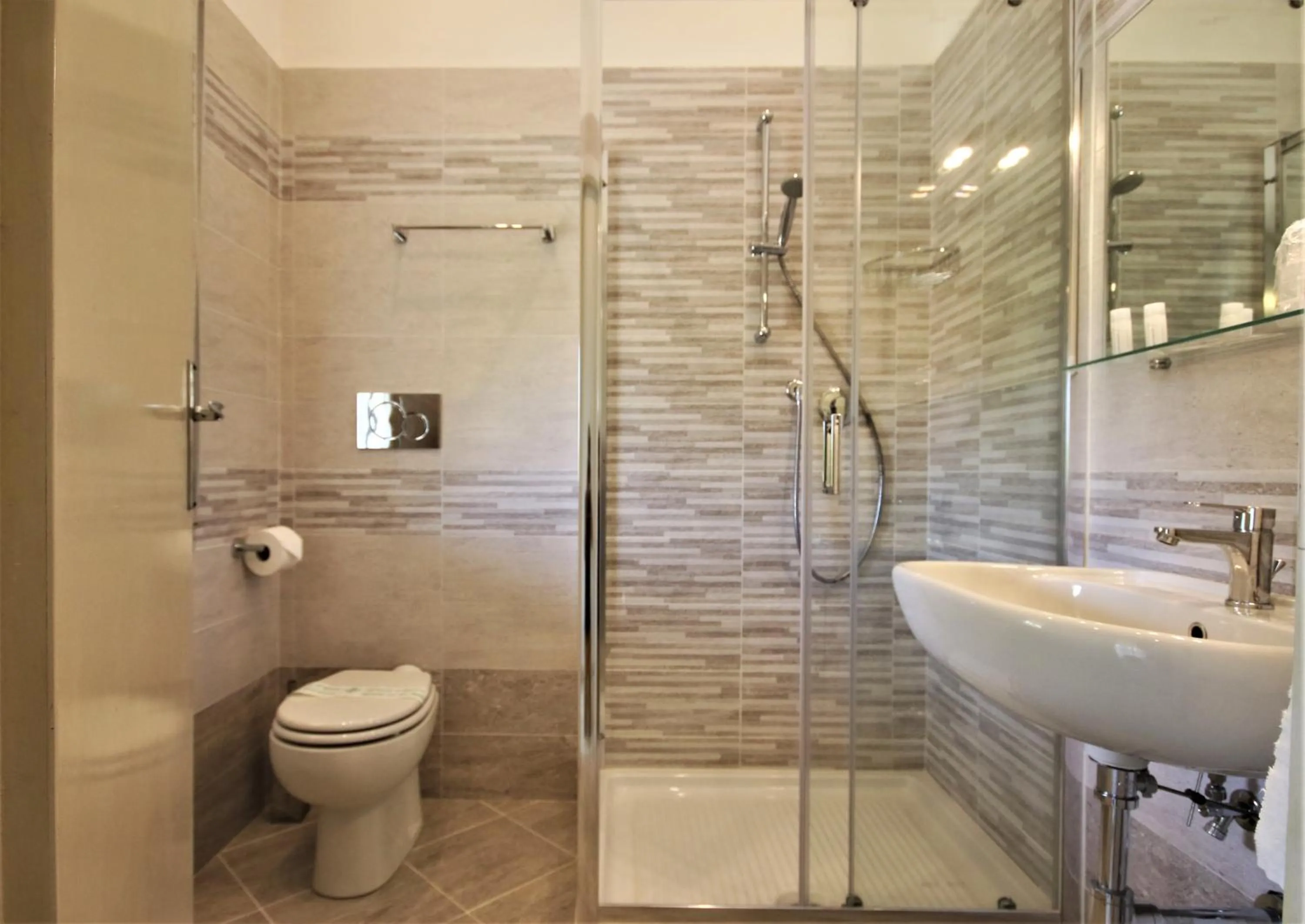 Shower in Hotel Coluccini