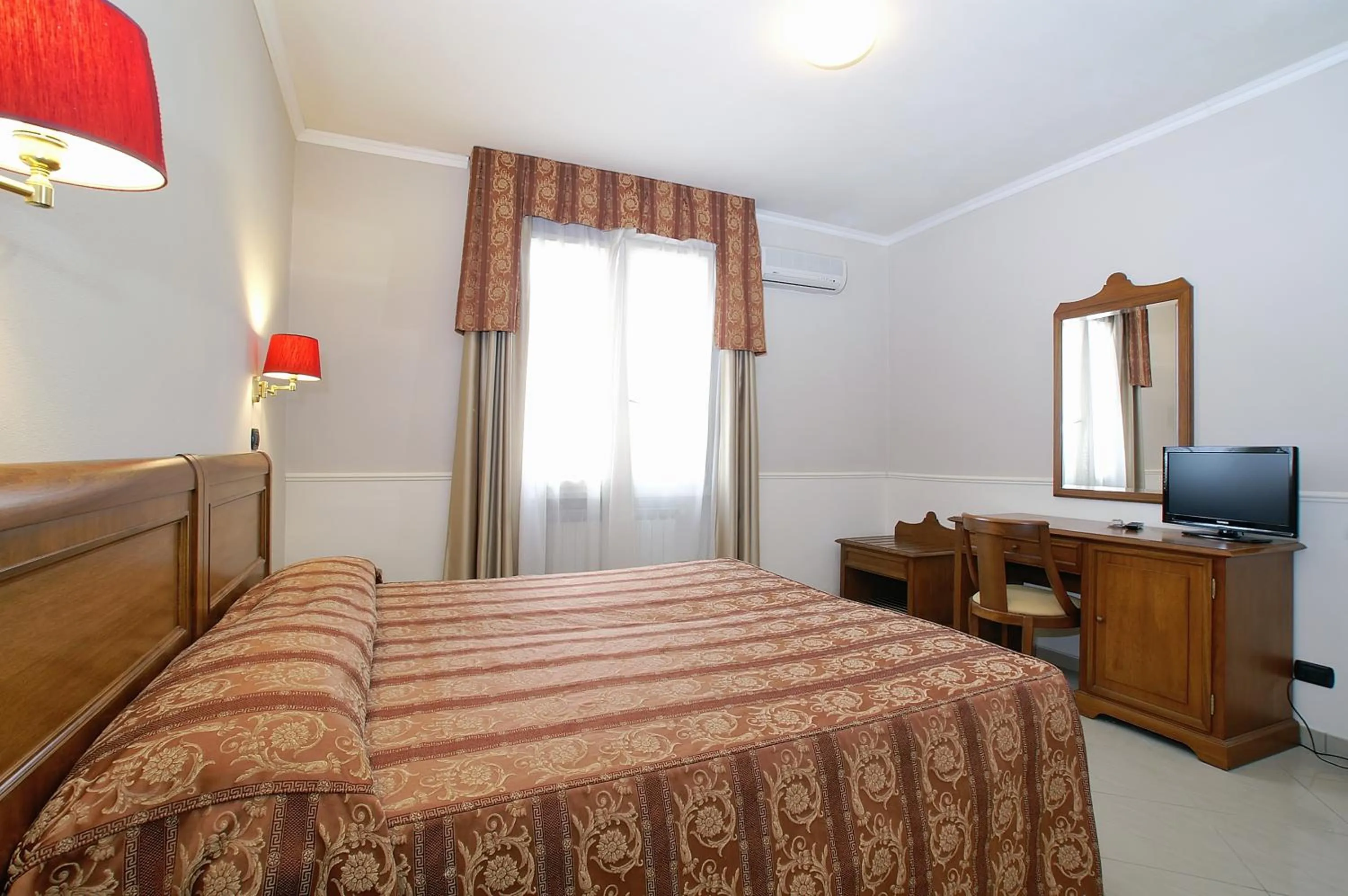 Photo of the whole room, Bed in Hotel Coluccini