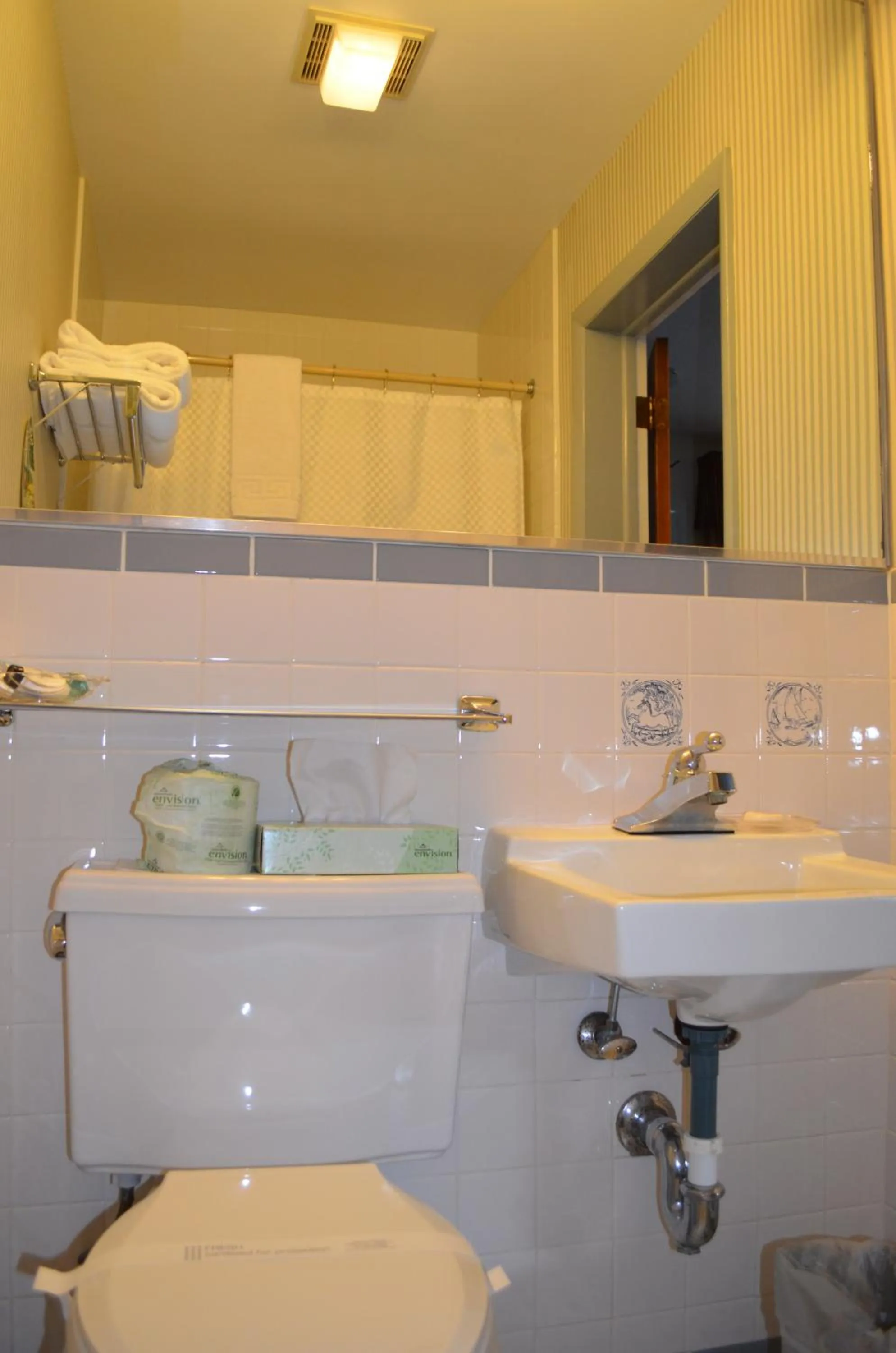 Bathroom in Maple Terrace Motel