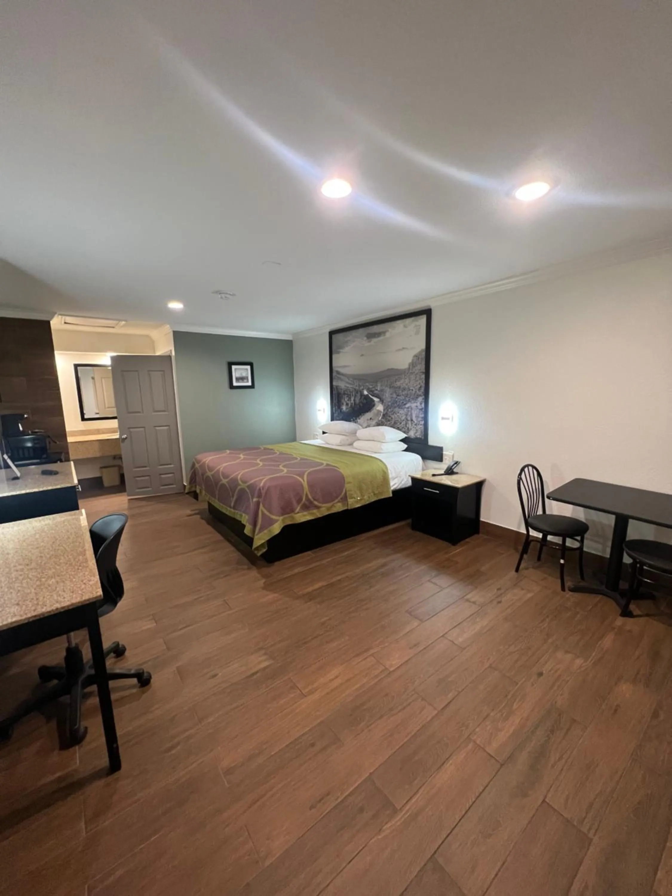 Photo of the whole room, Bed in Super 8 by Wyndham McAllen-Downtown-Airport-LA Plaza Mall