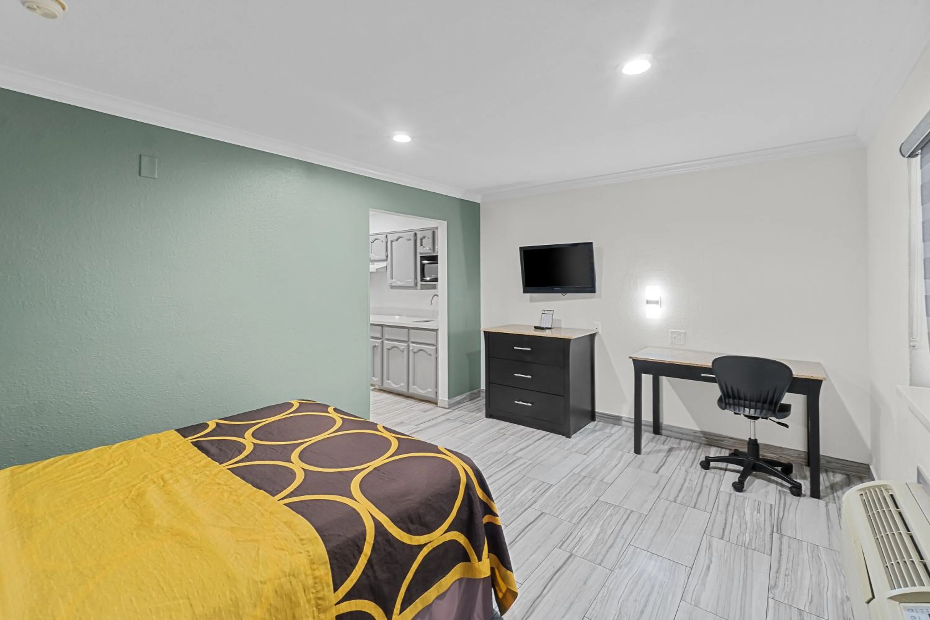 Bedroom, Bed in Super 8 by Wyndham McAllen-Downtown-Airport-LA Plaza Mall