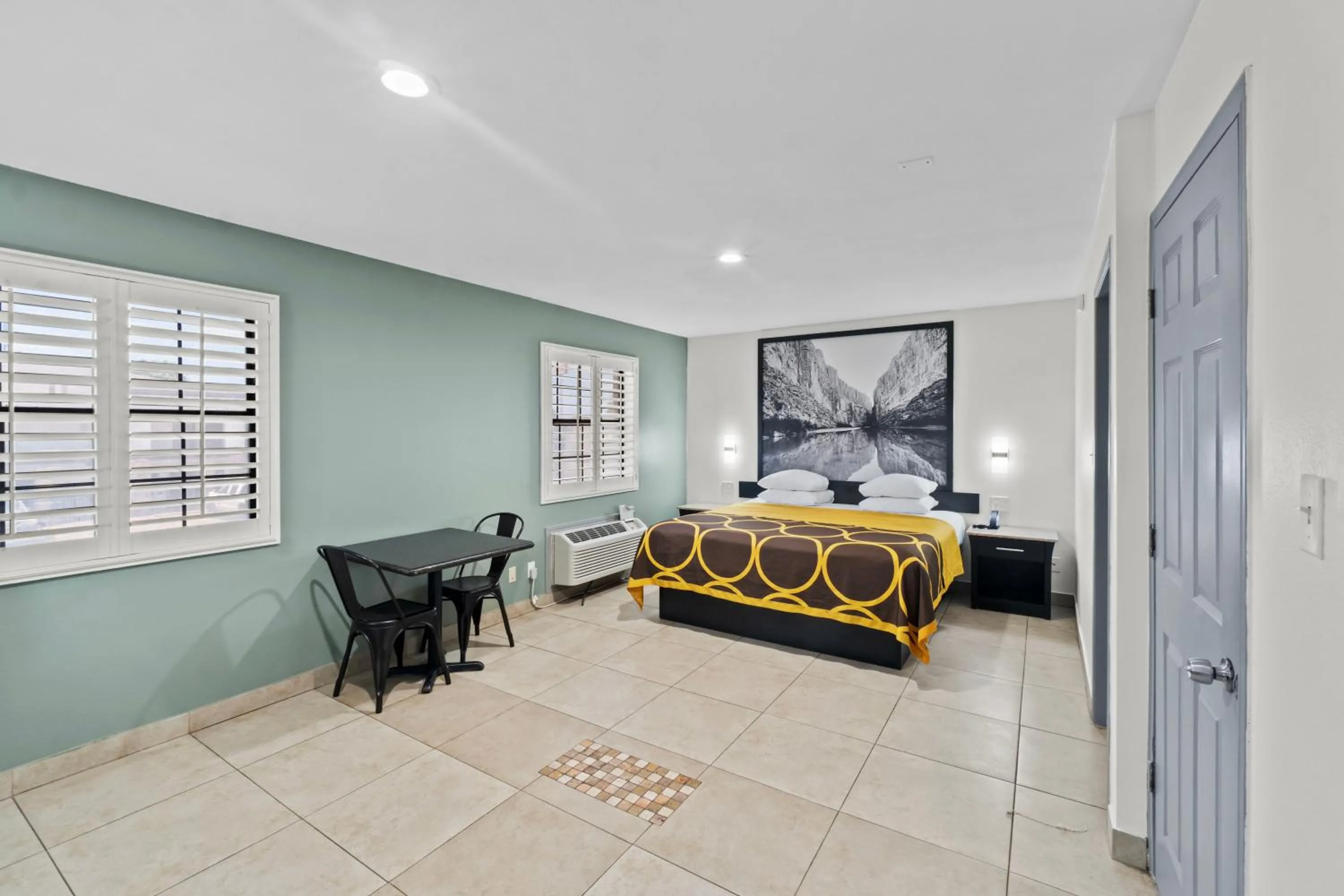 Bedroom, Bed in Super 8 by Wyndham McAllen-Downtown-Airport-LA Plaza Mall