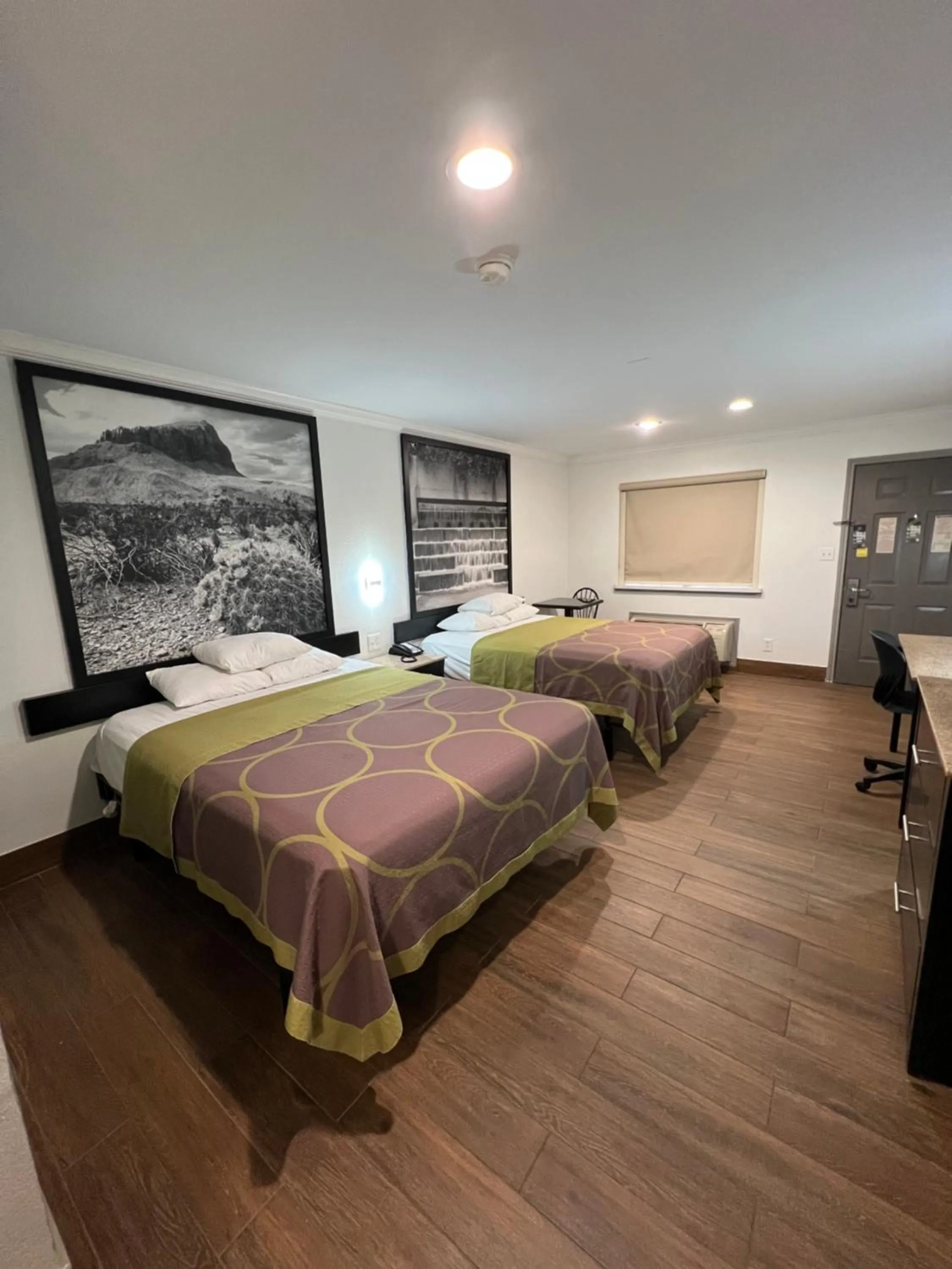 Bedroom, Bed in Super 8 by Wyndham McAllen-Downtown-Airport-LA Plaza Mall
