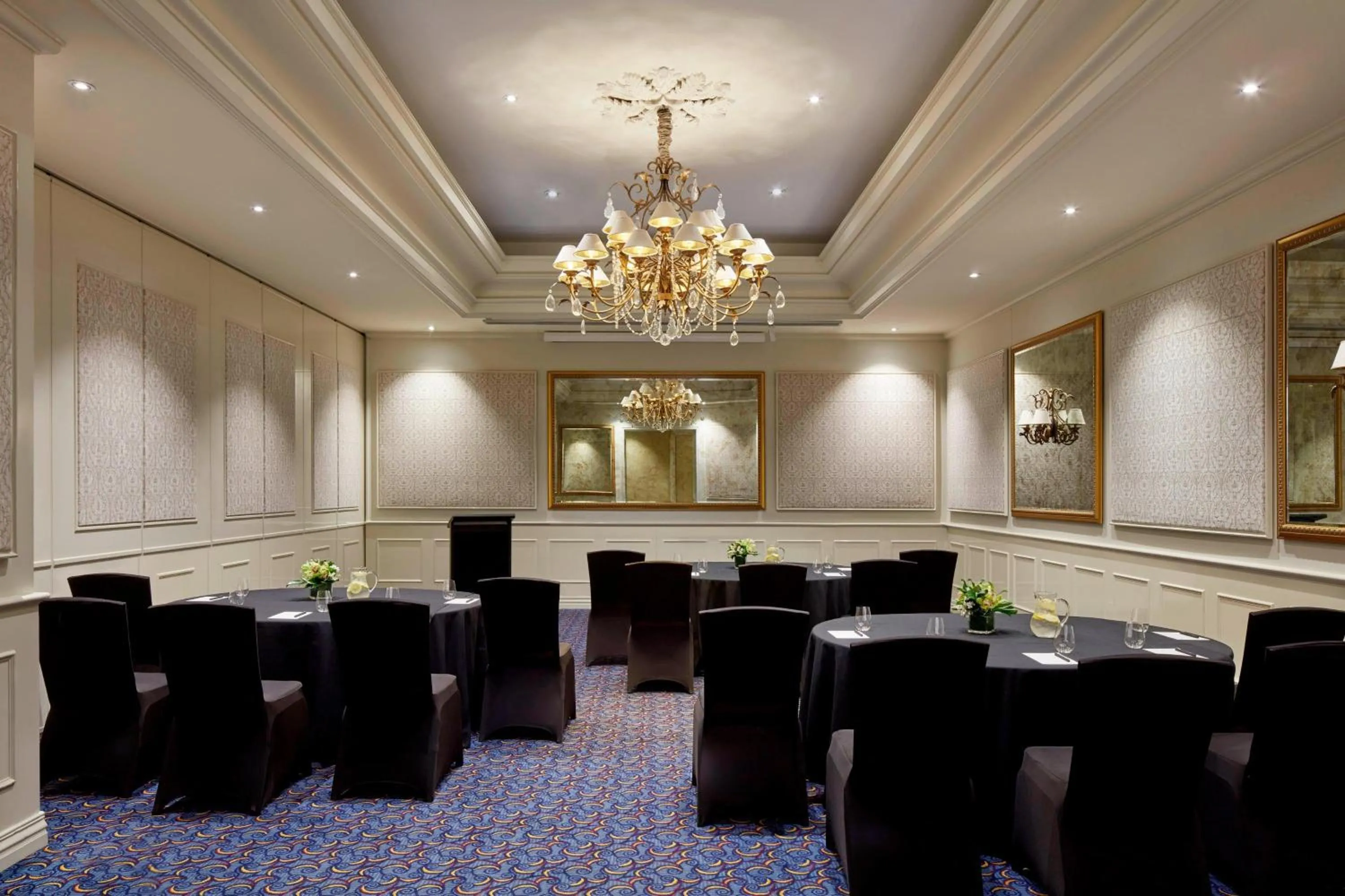 Lounge or bar in Melbourne Marriott Hotel