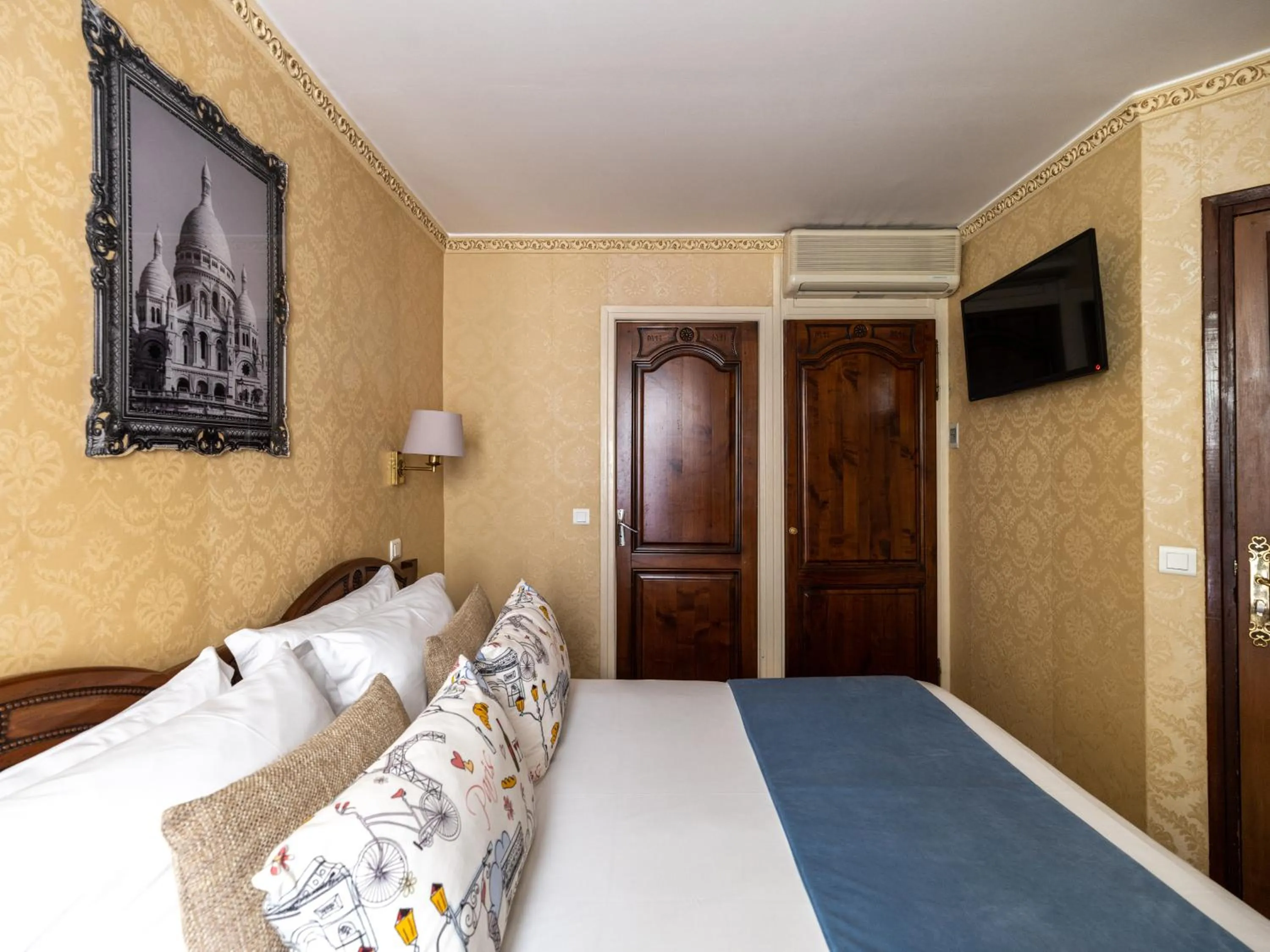 Bed in Hotel Minerve