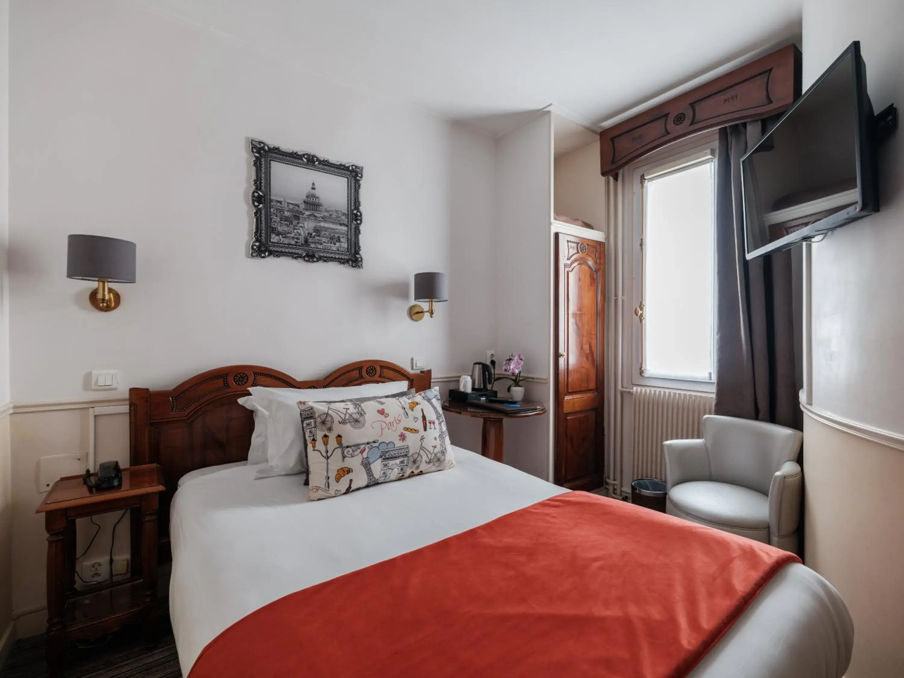 Small Single Room in Hotel Minerve Small Single Room in Hotel Minerve