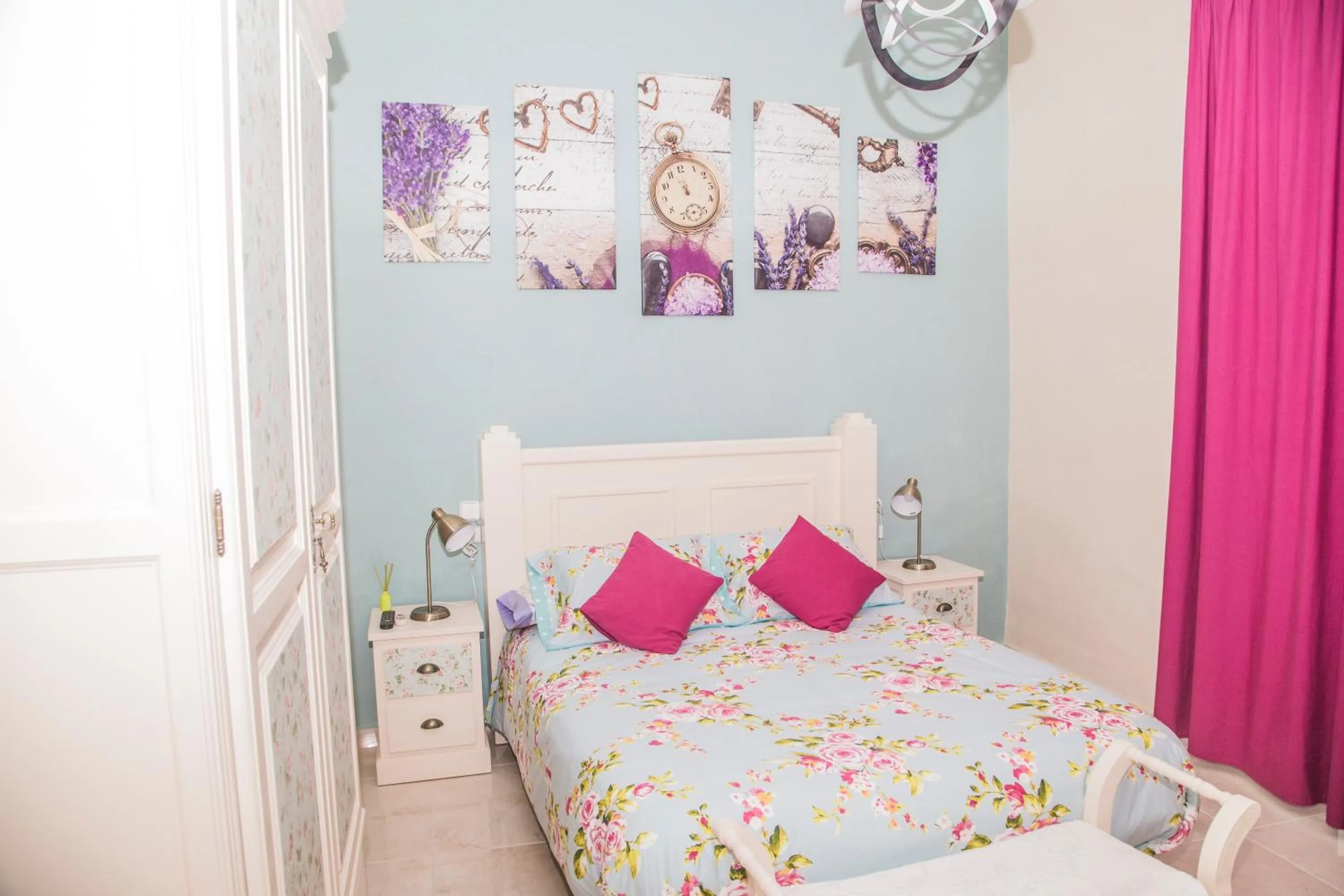 Photo of the whole room, Bed in Pension Internacional