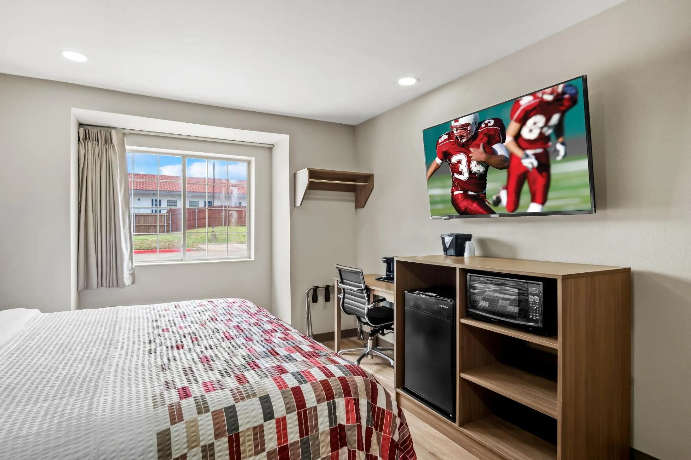 Bedroom, Bed in Red Roof Inn & Suites Euless - DFW Airport Southwest