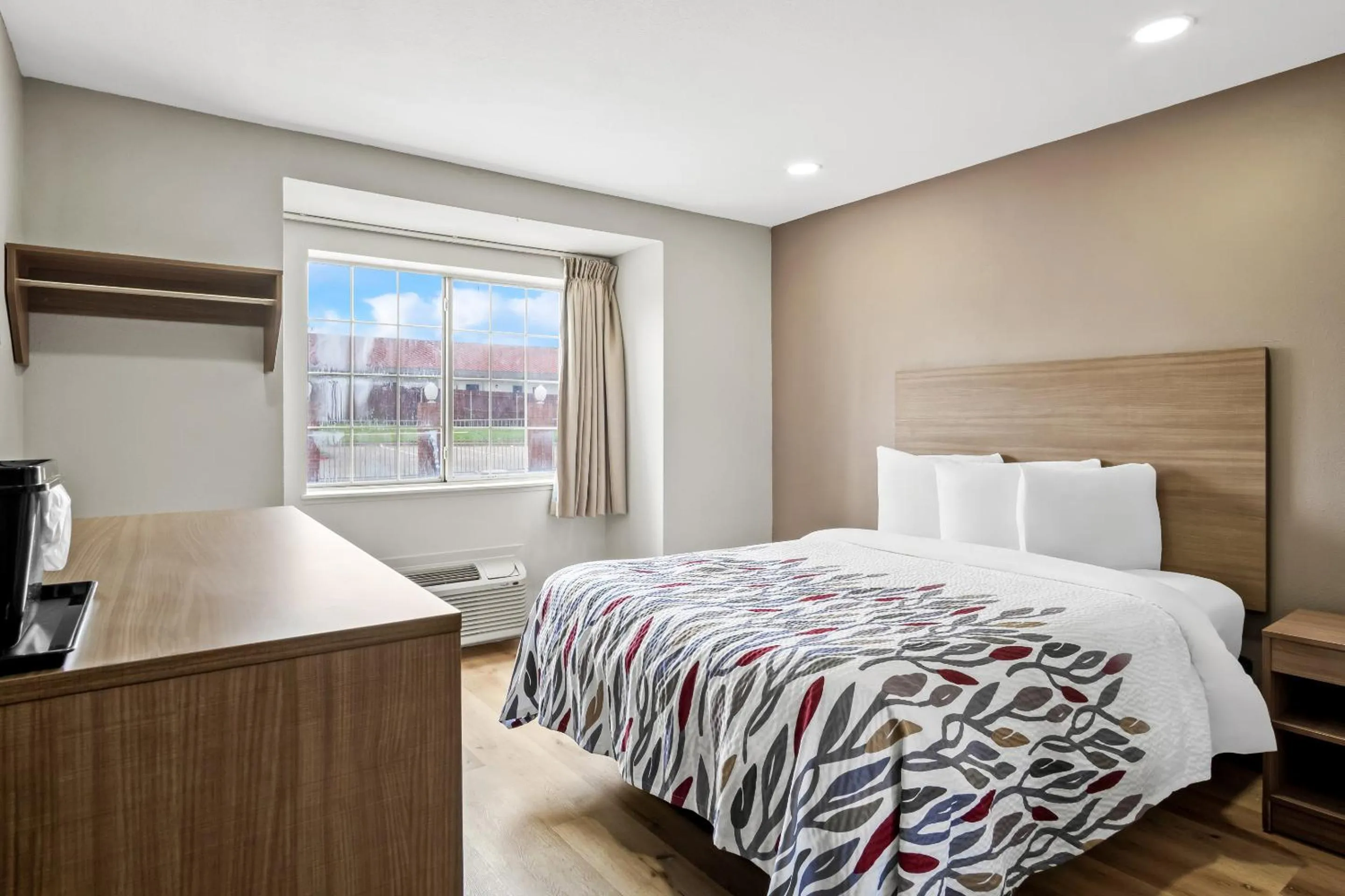 Photo of the whole room, Bed in Red Roof Inn & Suites Euless - DFW Airport Southwest