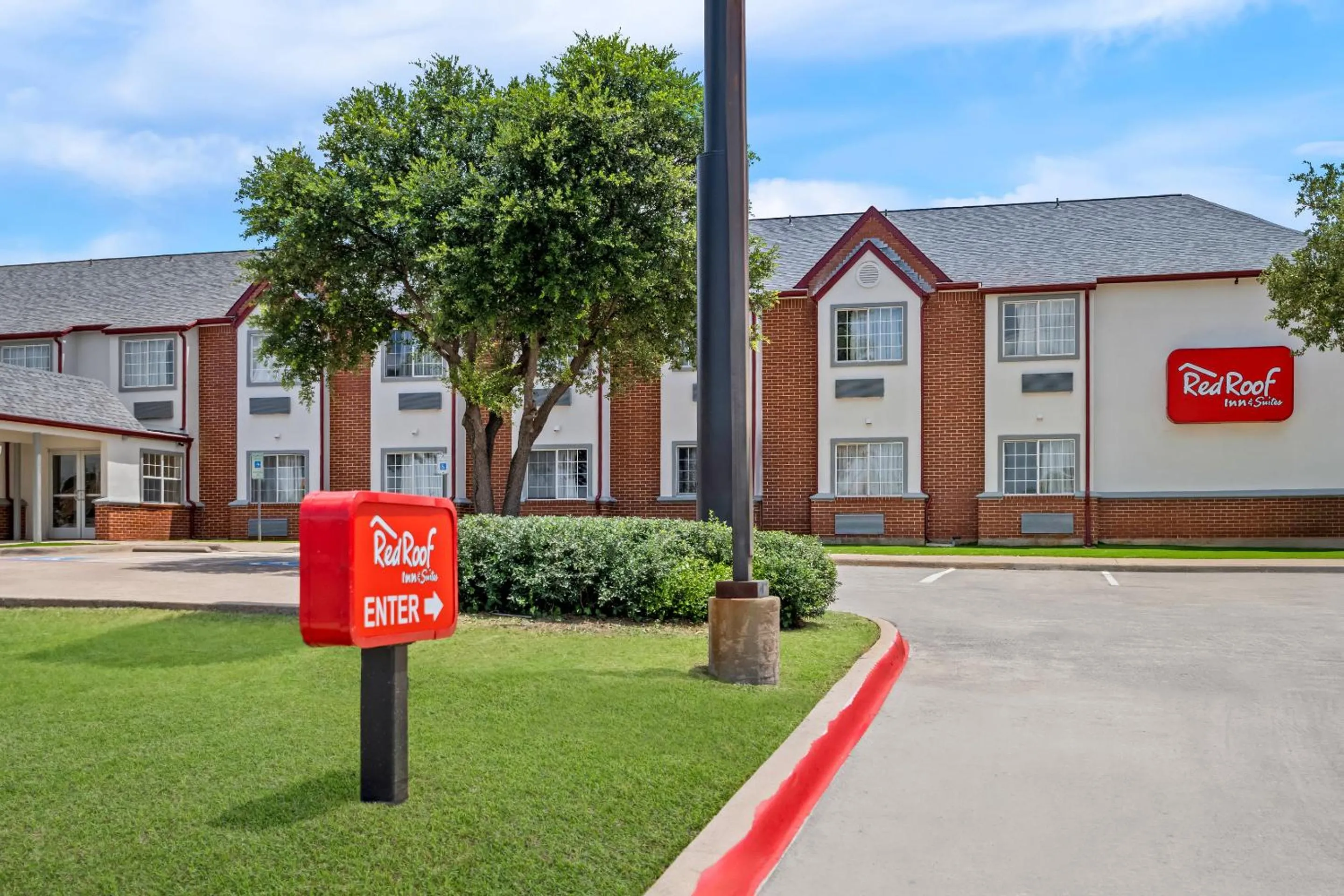 Property building in Red Roof Inn & Suites Euless - DFW Airport Southwest