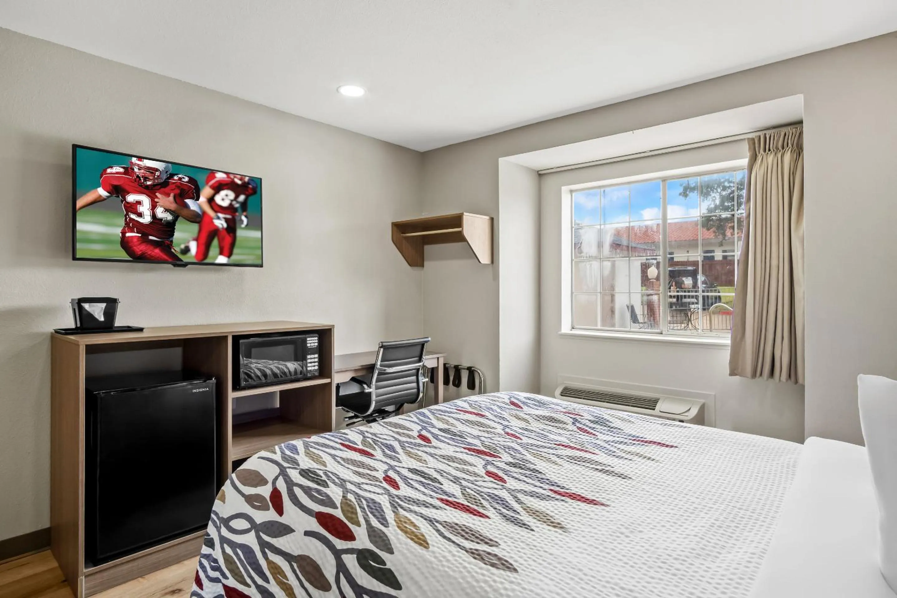 Photo of the whole room, Bed in Red Roof Inn & Suites Euless - DFW Airport Southwest