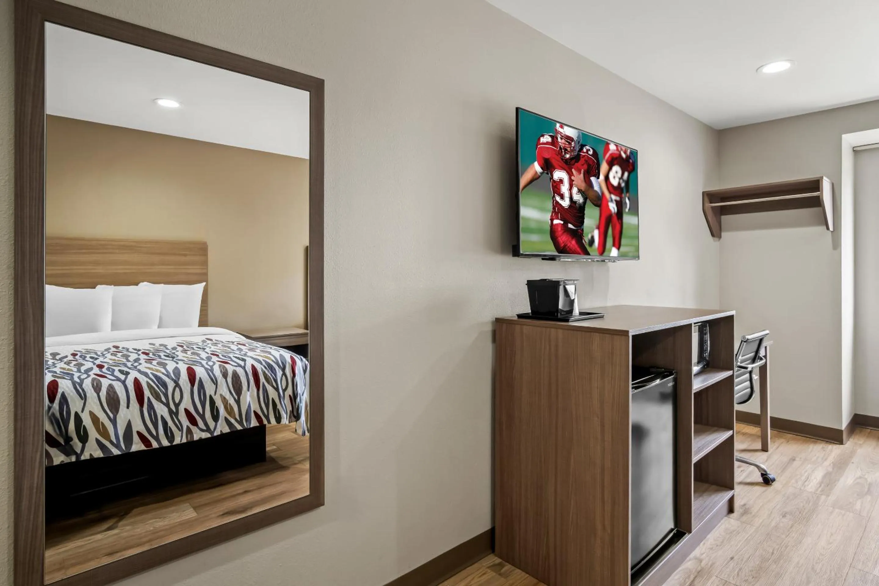 Photo of the whole room, Bed in Red Roof Inn & Suites Euless - DFW Airport Southwest