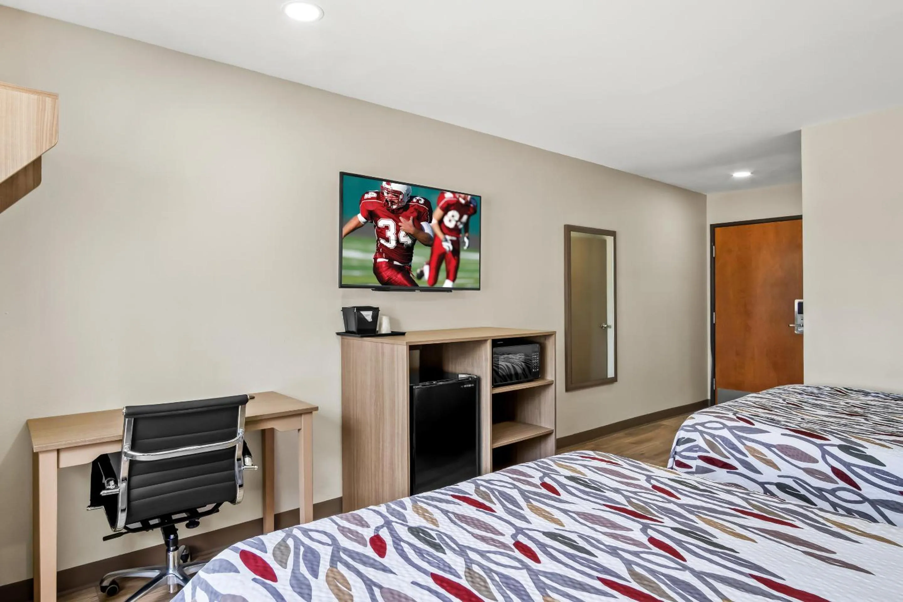 Photo of the whole room, Bed in Red Roof Inn & Suites Euless - DFW Airport Southwest