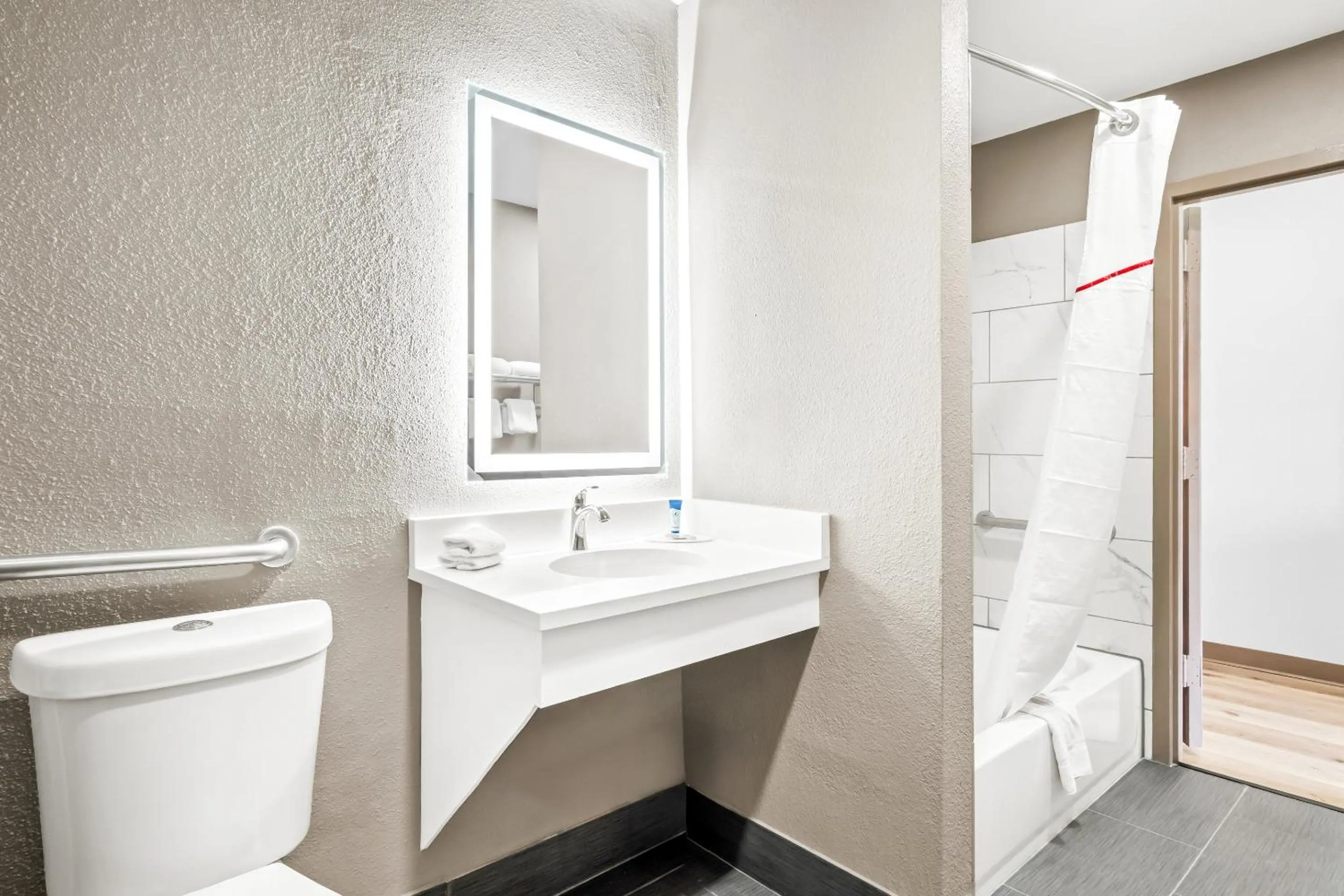 Bathroom in Red Roof Inn & Suites Euless - DFW Airport Southwest