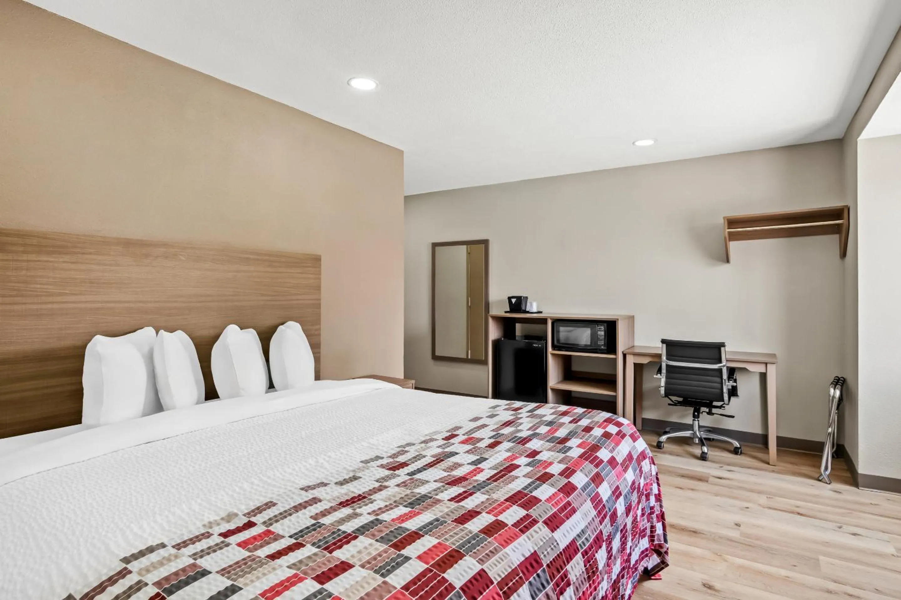 Photo of the whole room, Bed in Red Roof Inn & Suites Euless - DFW Airport Southwest