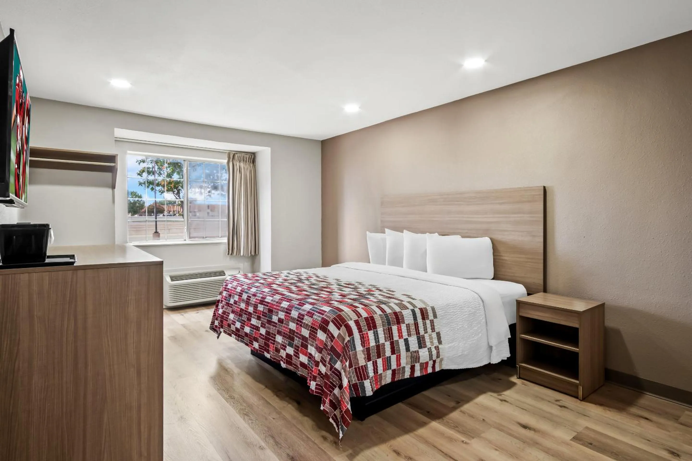 Photo of the whole room, Bed in Red Roof Inn & Suites Euless - DFW Airport Southwest