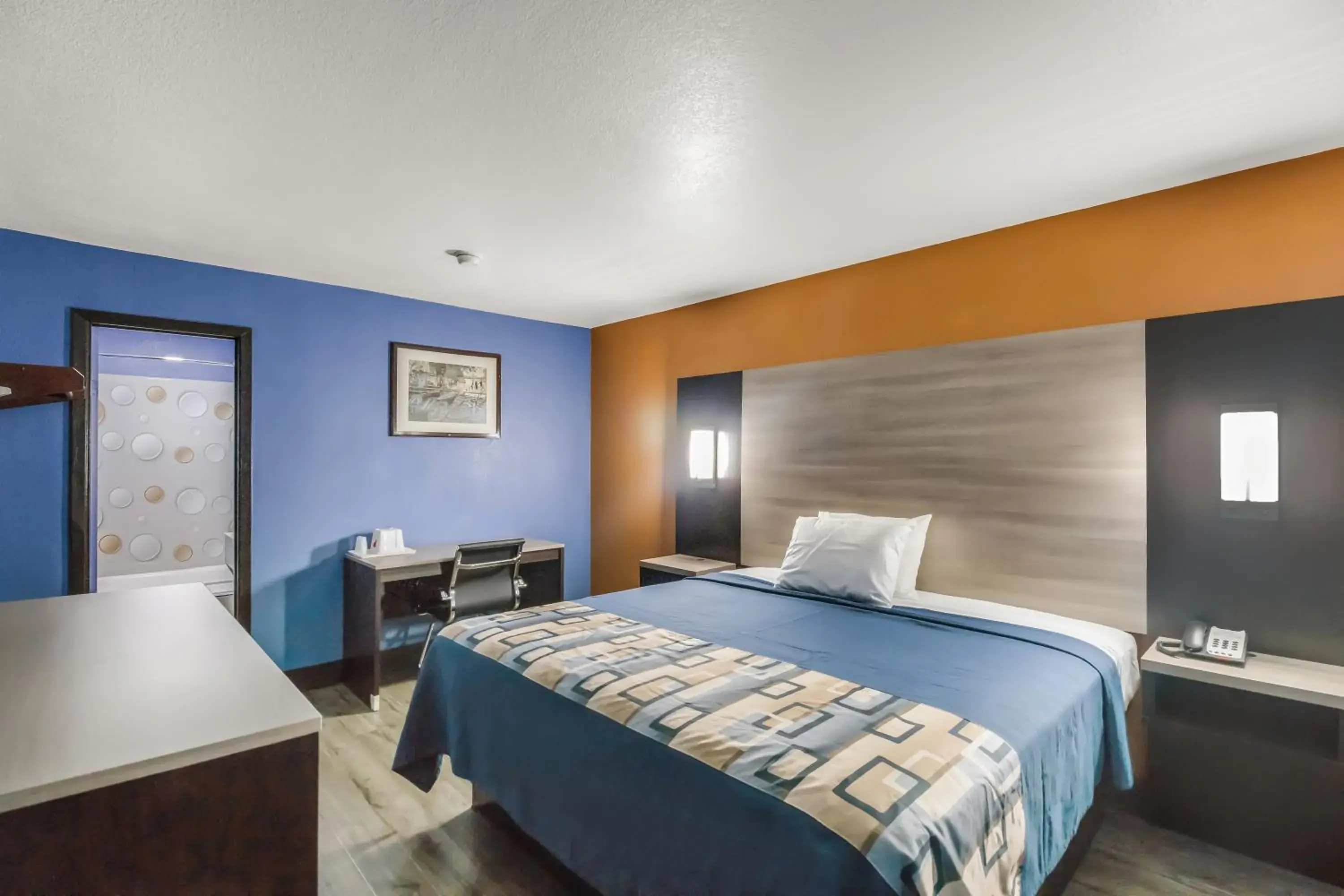 King Room - Non-Smoking in Scottish Inns King Room - Non-Smoking in Scottish Inns