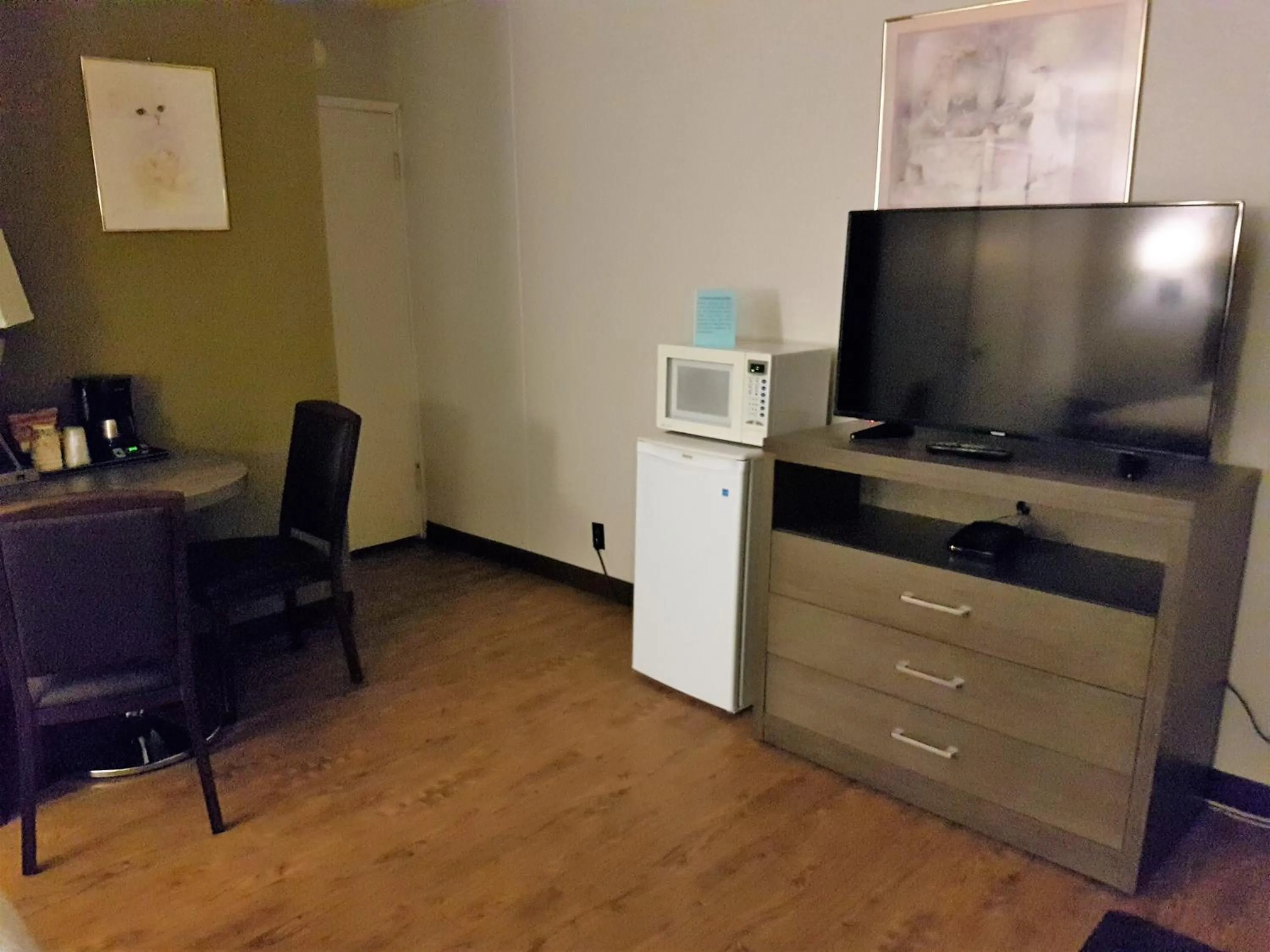 Seating area in Holiday Motel & RV Resort