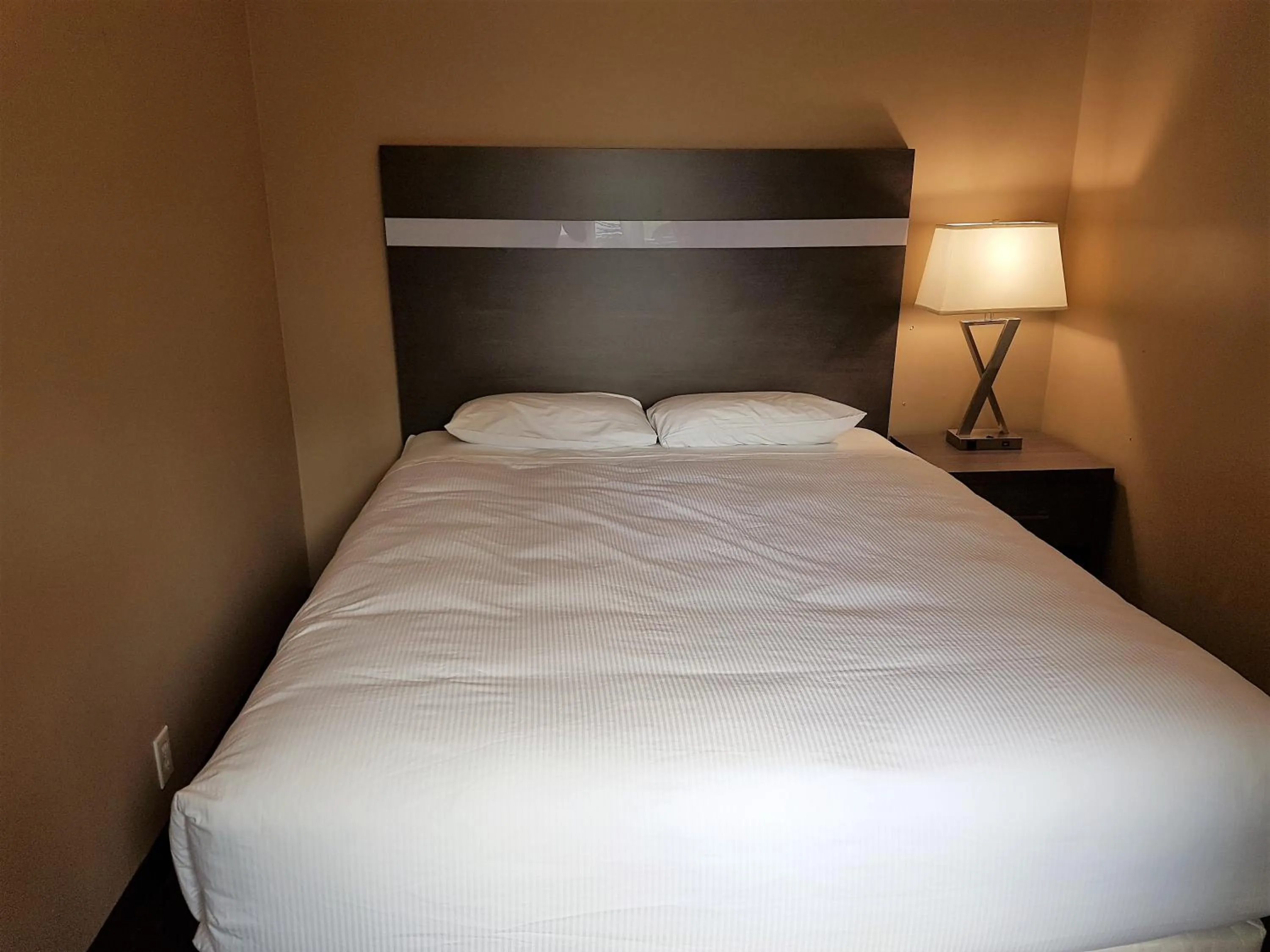 Bed in Holiday Motel & RV Resort