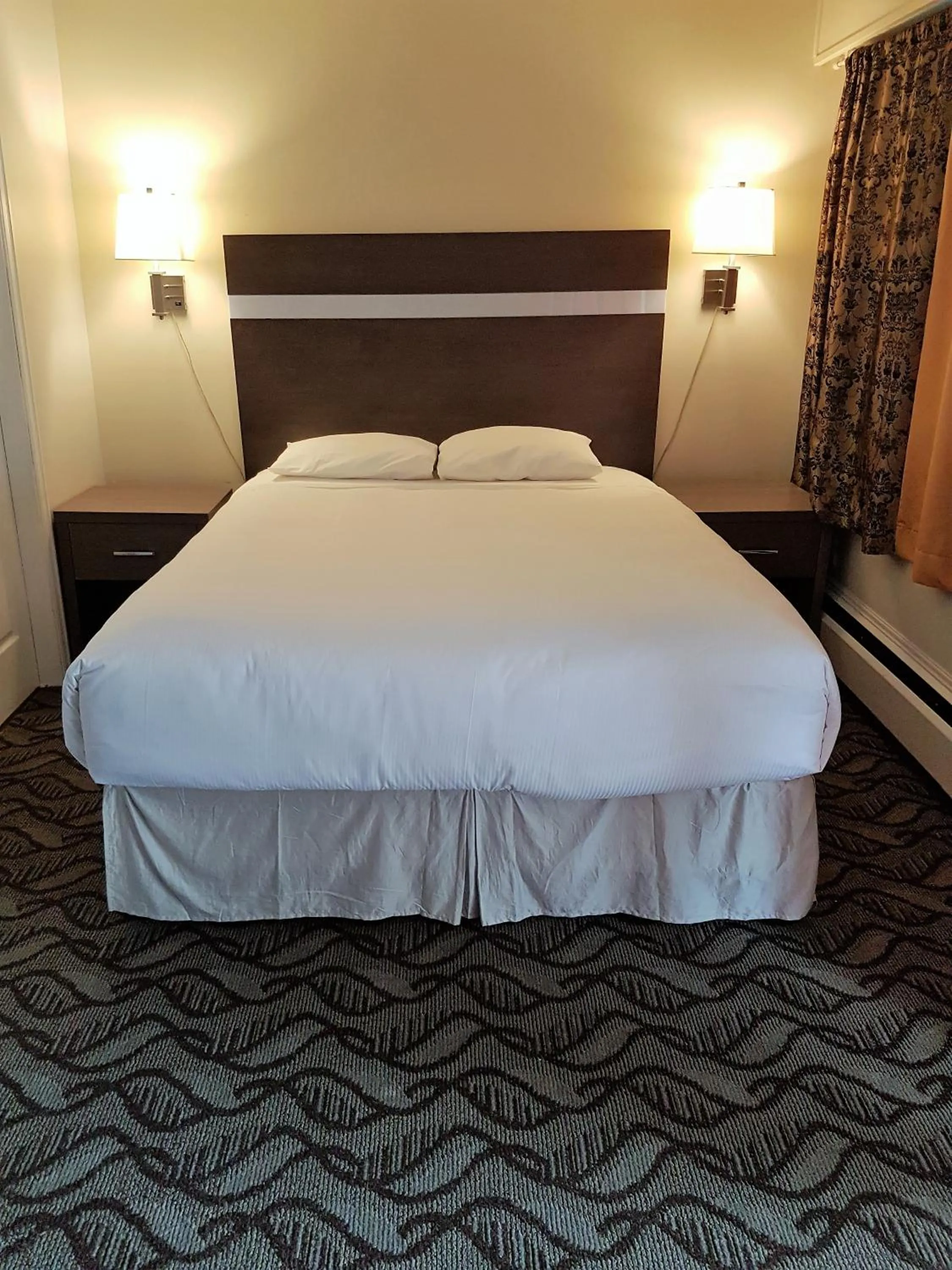 Bedroom, Bed in Holiday Motel & RV Resort