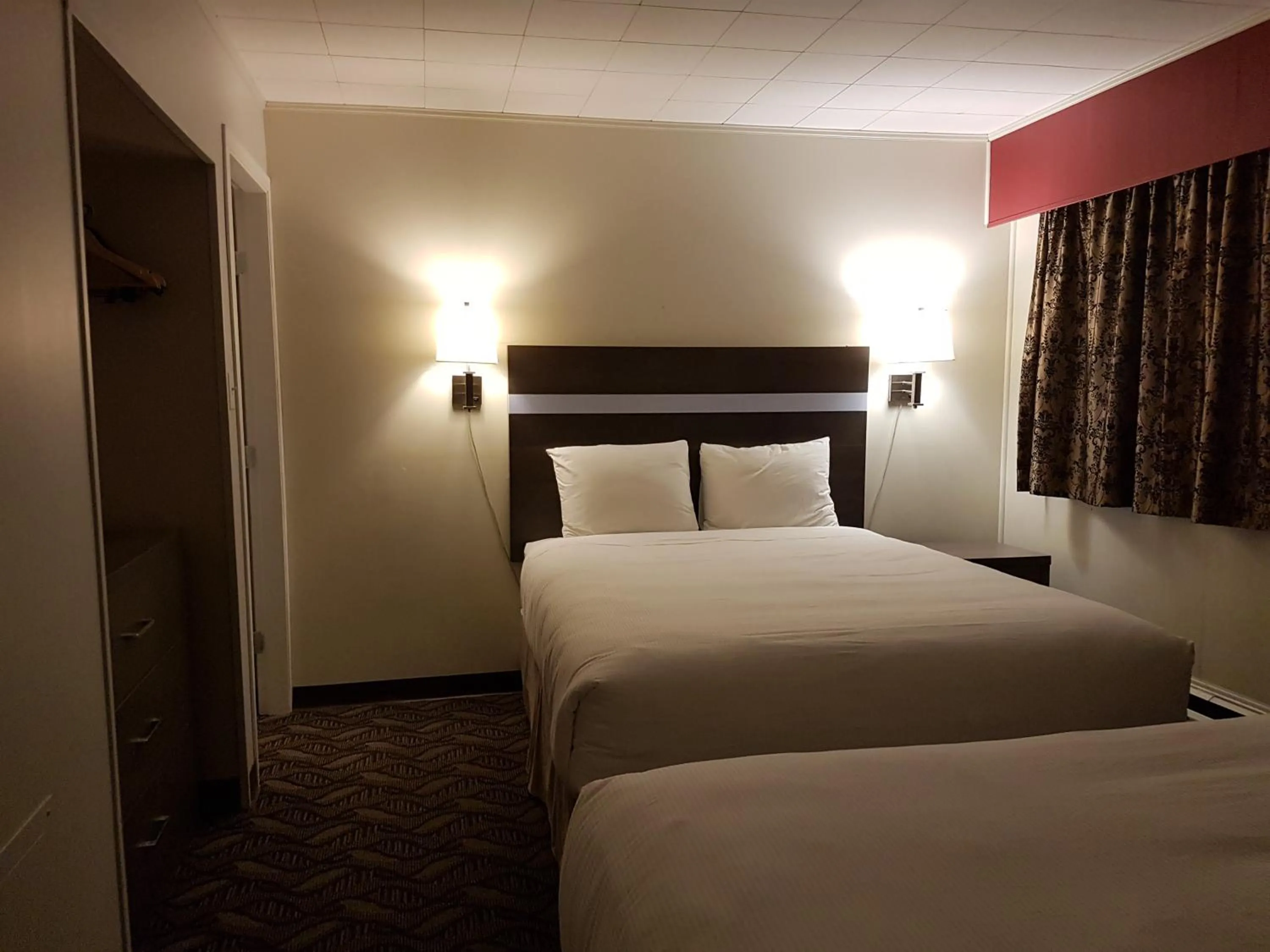 Bed in Holiday Motel & RV Resort